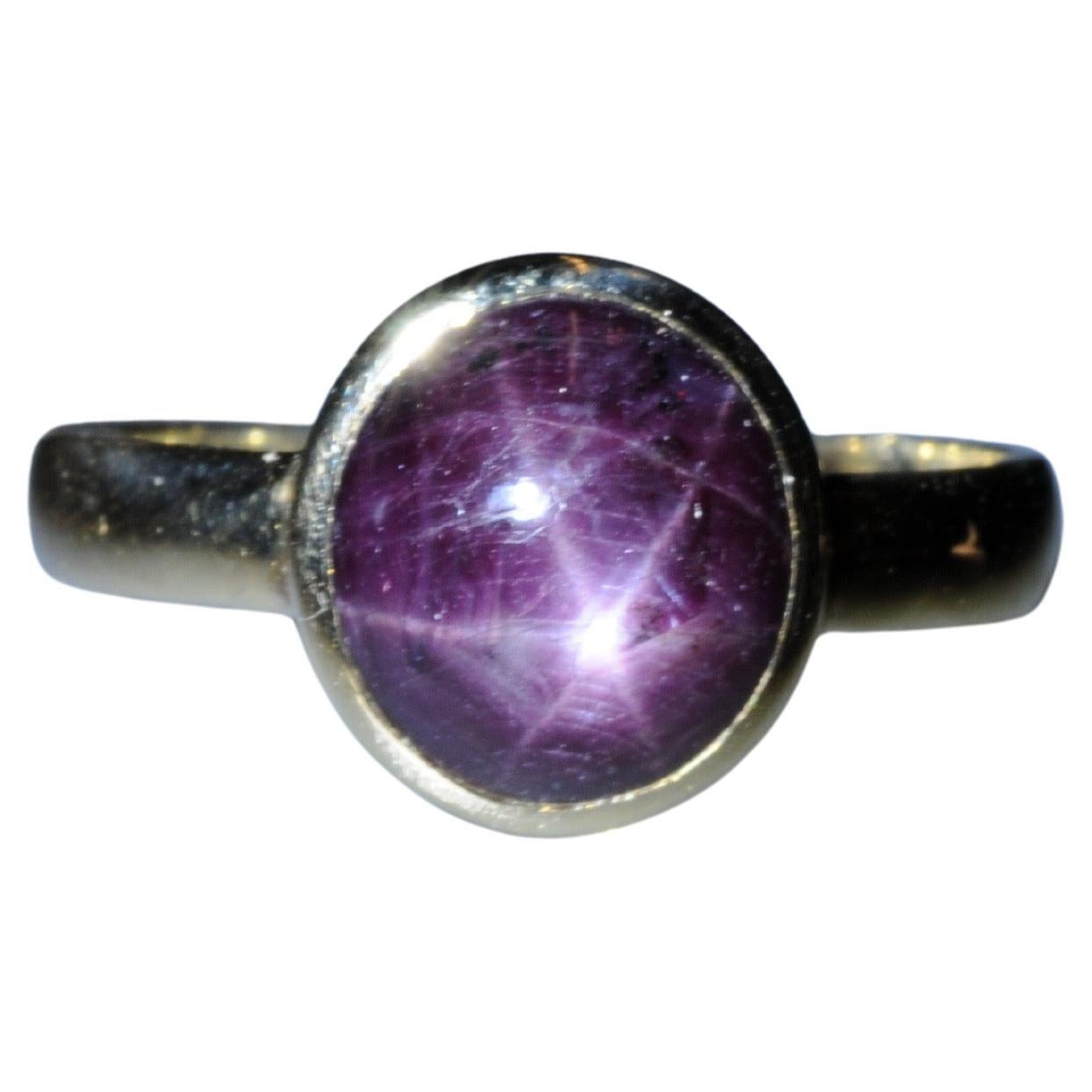 Mouvement esthétique Bague étoile en or avec rubis de Ceylan non traité en vente