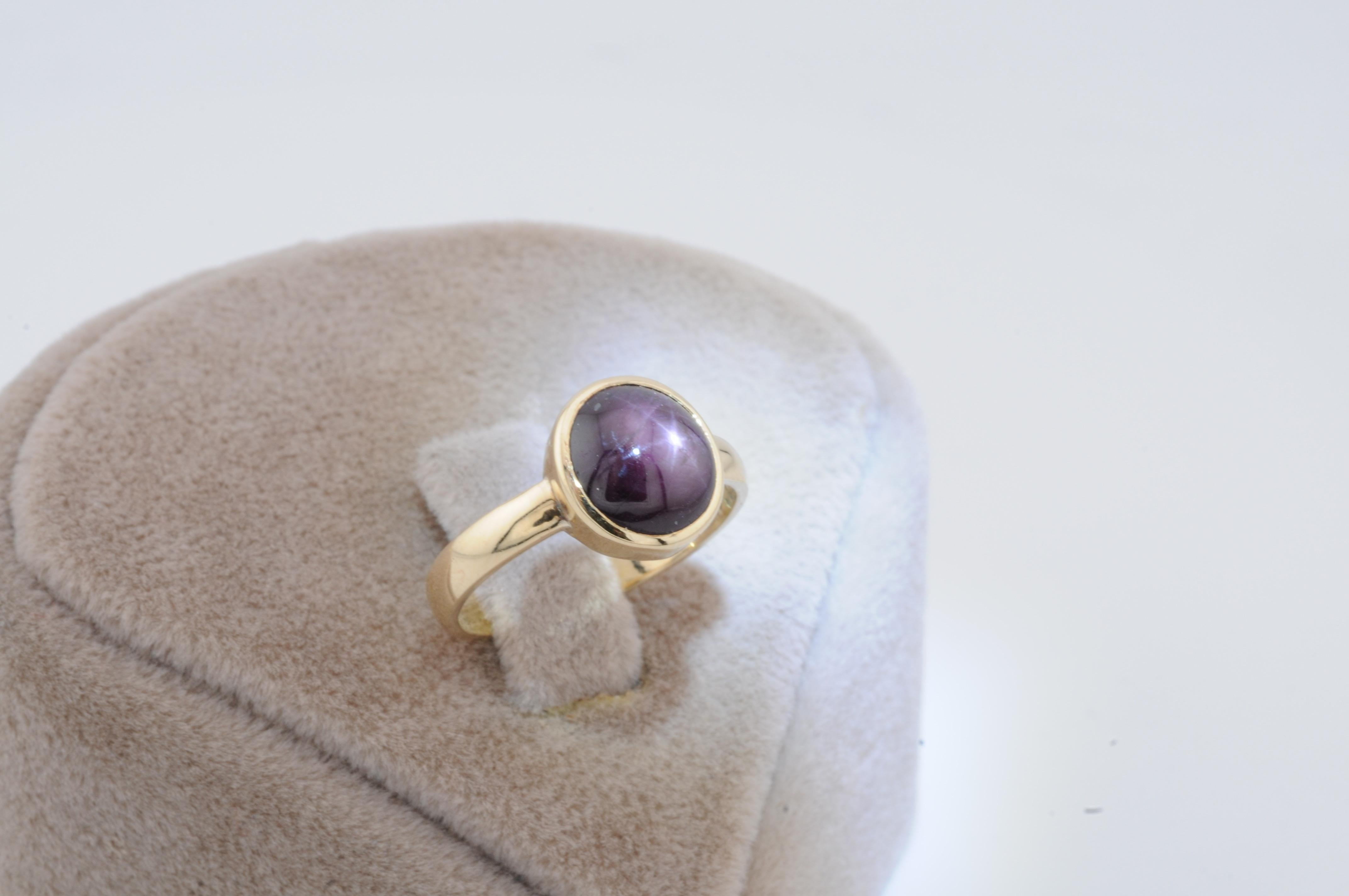 Taille cabochon Bague étoile en or avec rubis de Ceylan non traité en vente