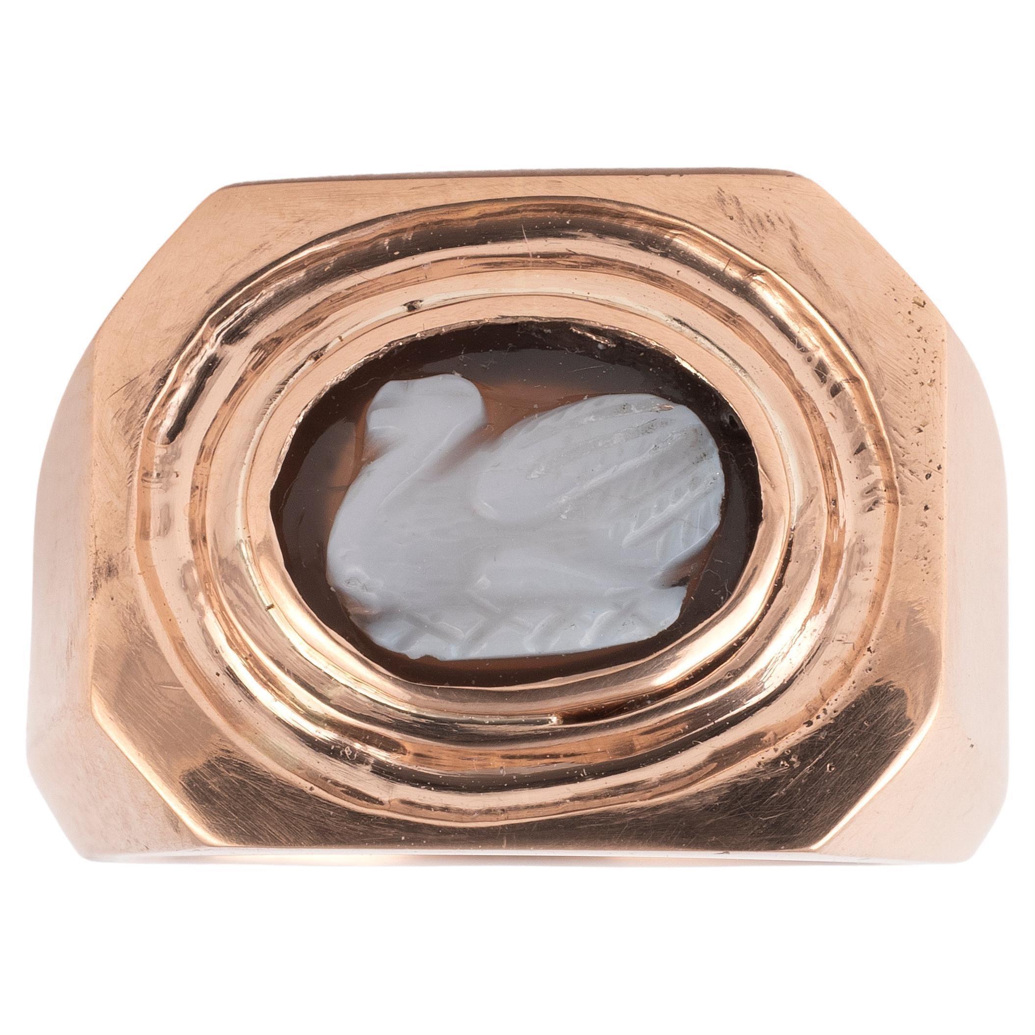 Un camée en pierre dure représentant un cygne dans des montures octogonales en or.
Taille du sommet 18mm x 13mm
Taille 4 1/2
Poids : 11,83gr.

Dans l'art grec, au moins à partir de la période archaïque, Aphrodite était parfois représentée avec un
