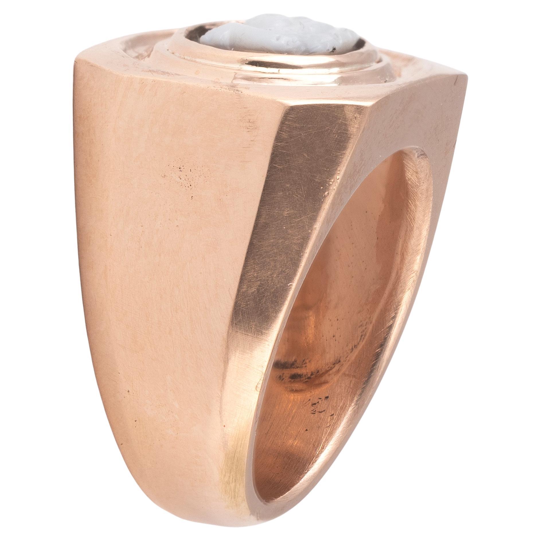 Romain classique Bague en or avec camée romain en agate Swan 2e-3e siècle ADS en vente