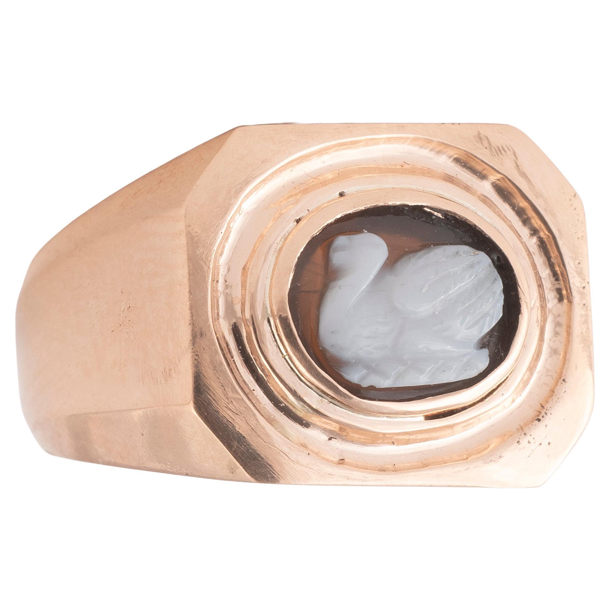 Non taillé Bague en or avec camée romain en agate Swan 2e-3e siècle ADS en vente