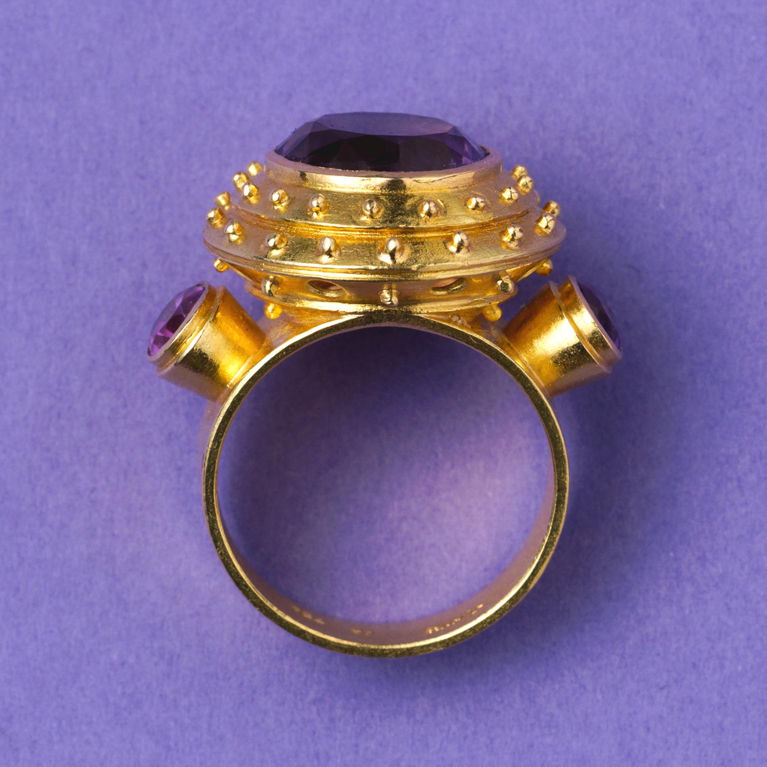 Gold Ring with Three Large Amethysts In Excellent Condition In Amsterdam, NL