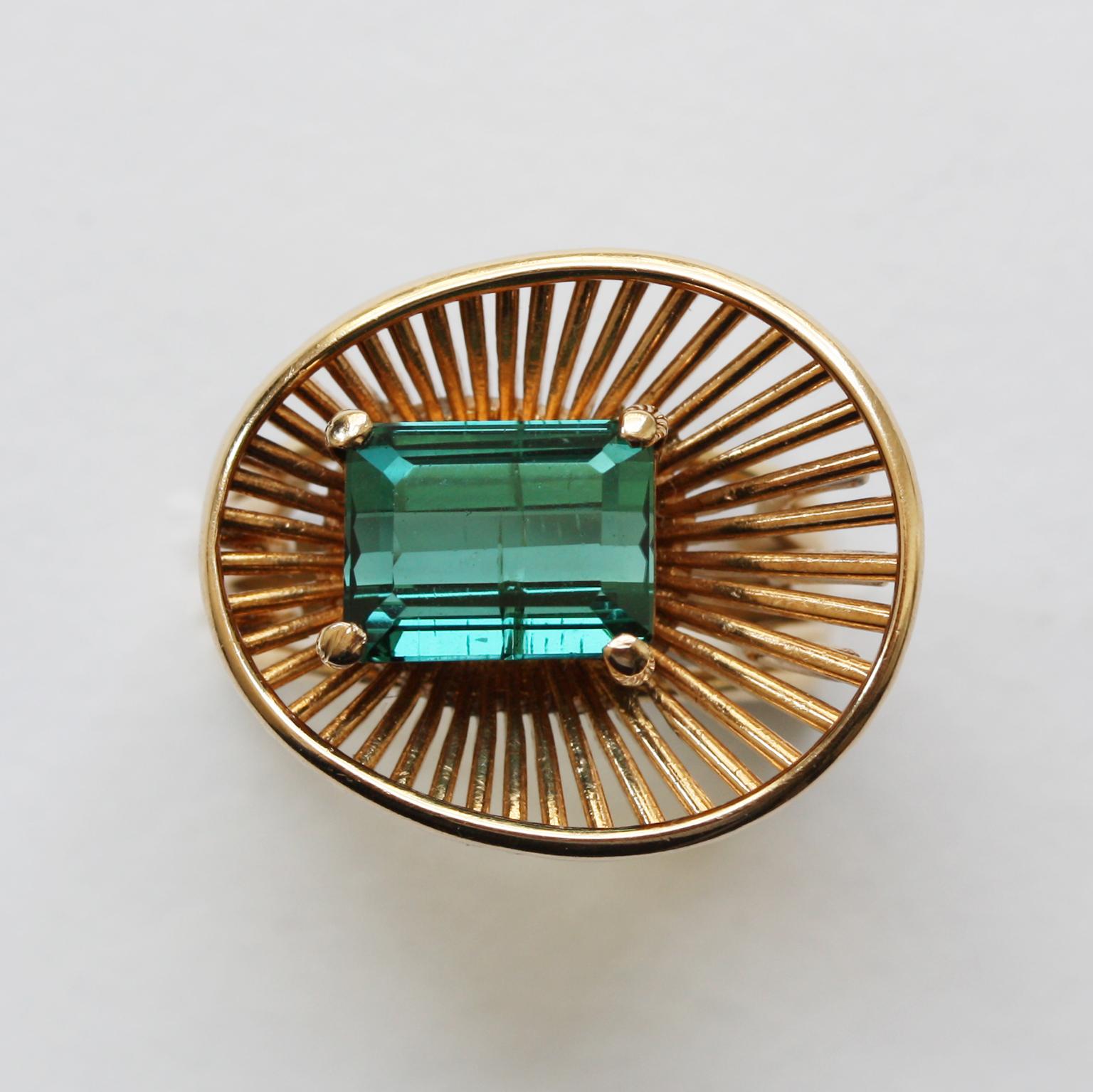 An asymmetrical 14 carat gold ring with wire work in the style of Archibald Dumbar set with a green emerald cut tourmaline, The Netherlands, circa 1950.

ring size: 15.5 - 15.75 mm / 5 US
weight: 6.03 gram
dimensions tourmaline: 9 x 7 mm