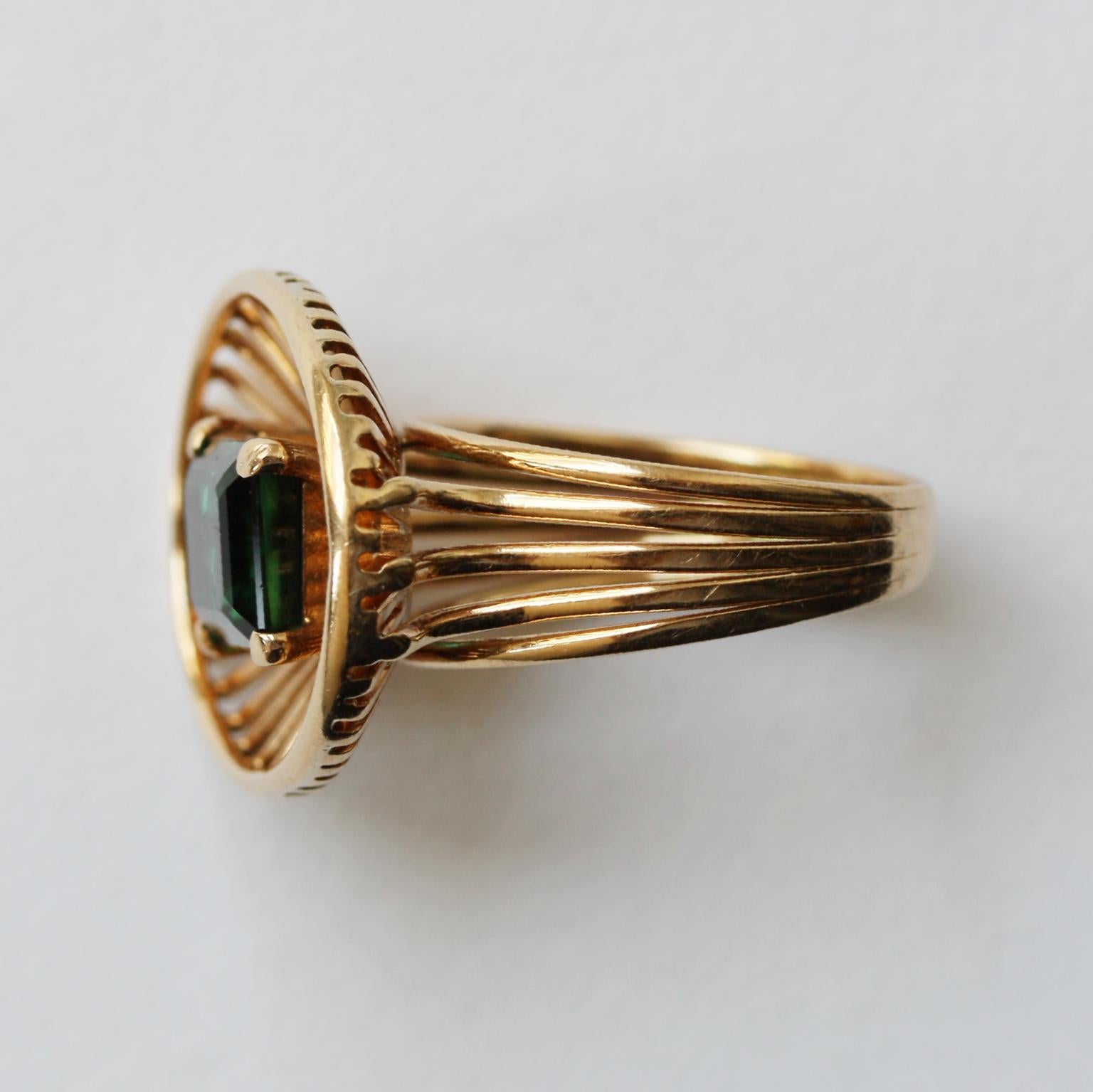 Gold Ring with Wirework and an Emerald Cut Green Tourmaline In Excellent Condition In Amsterdam, NL