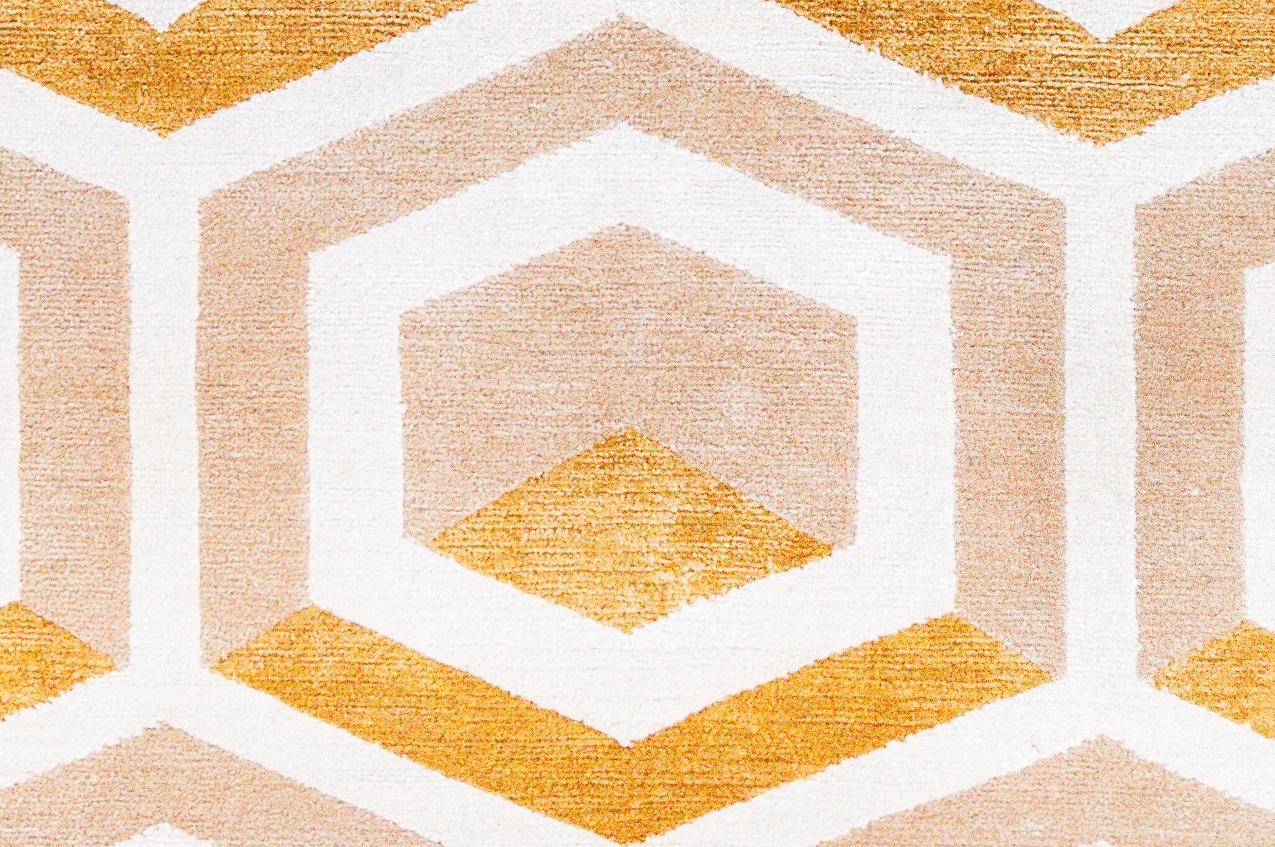 Gold Rooms 1972, della DANCE Collection di JEFF AIRD, è un sofisticato tappeto annodato a mano in vera seta e lana della Nuova Zelanda.

25% lana e 75% vera seta cinese

120 Kts per pollice quadrato

Lana/Seta da 4 mm

~

Lo stile è riservato, ma di