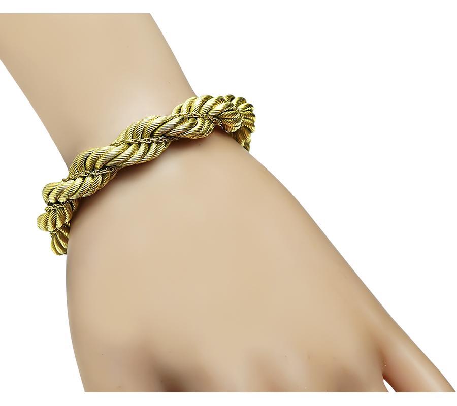 Il s'agit d'un fabuleux bracelet en or jaune 18 carats. Le bracelet mesure 8 1/4 pouces de long et 11 mm de large. Le bracelet est estampillé ITALY 18K et pèse 37,3 grammes.