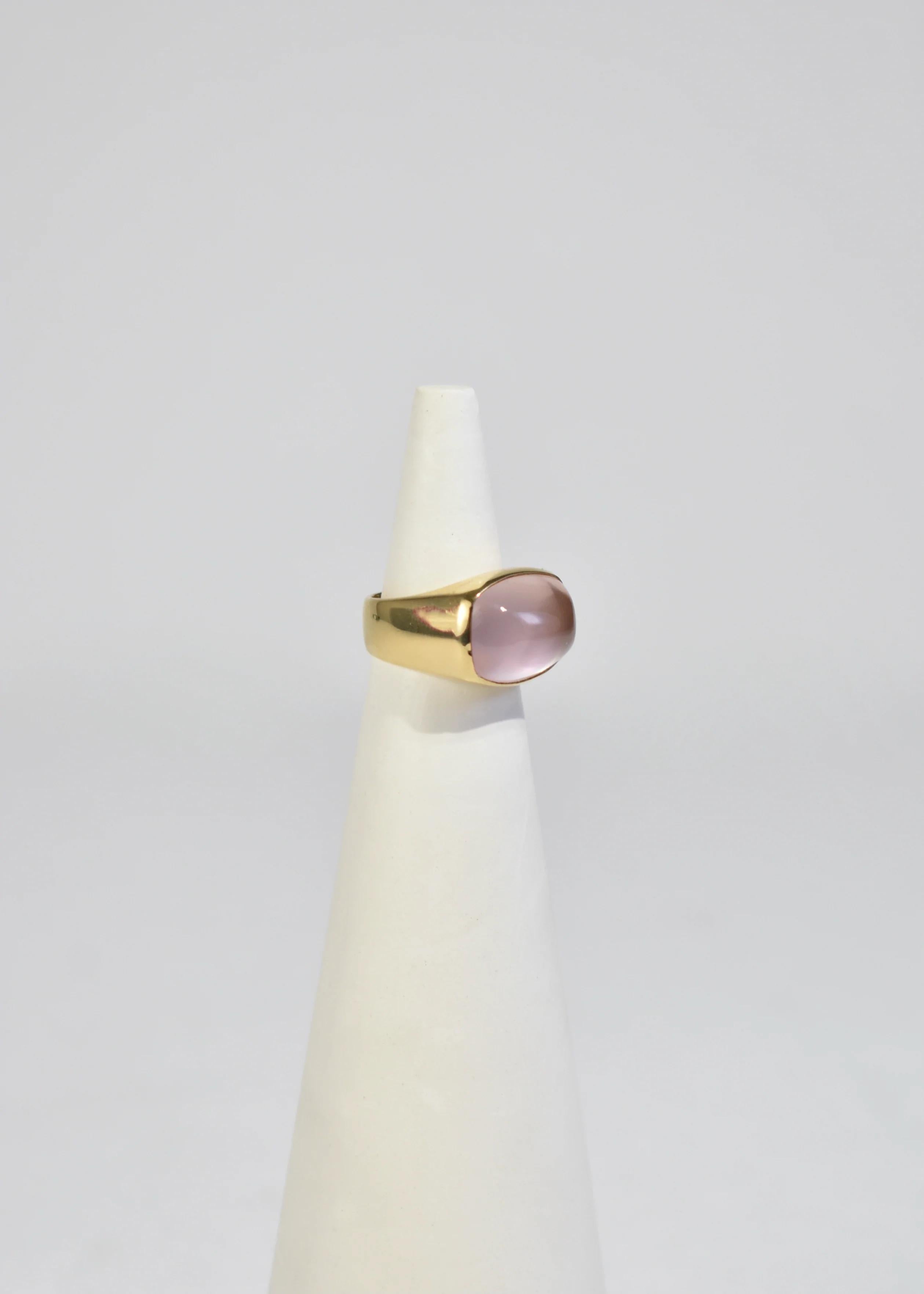 Stunning vintage gold ring with oversized polished rose quartz cabochon.

Material: 18k gold, rose quartz.

We recommend storing in a dry place and periodic polishing with a cloth. 
