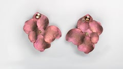 Boucles d'oreilles en or et titane rose avec tourmalines roses, diamants et saphirs roses