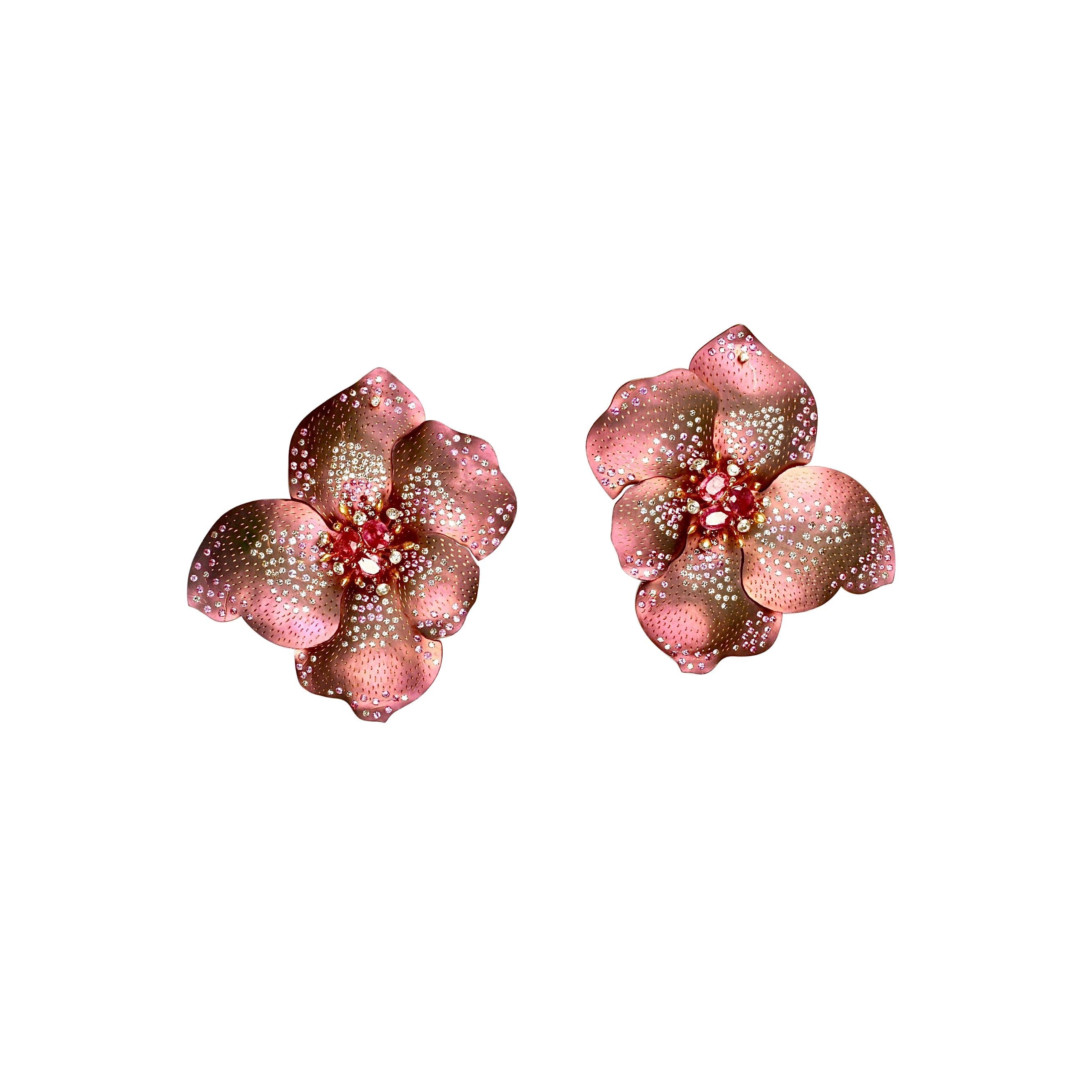 Boucles d'oreilles en or et titane rose avec tourmalines roses, diamants et saphirs roses