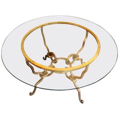 Table basse ronde et dorée en fer forgé à la main avec plateau en verre transparent, 1940