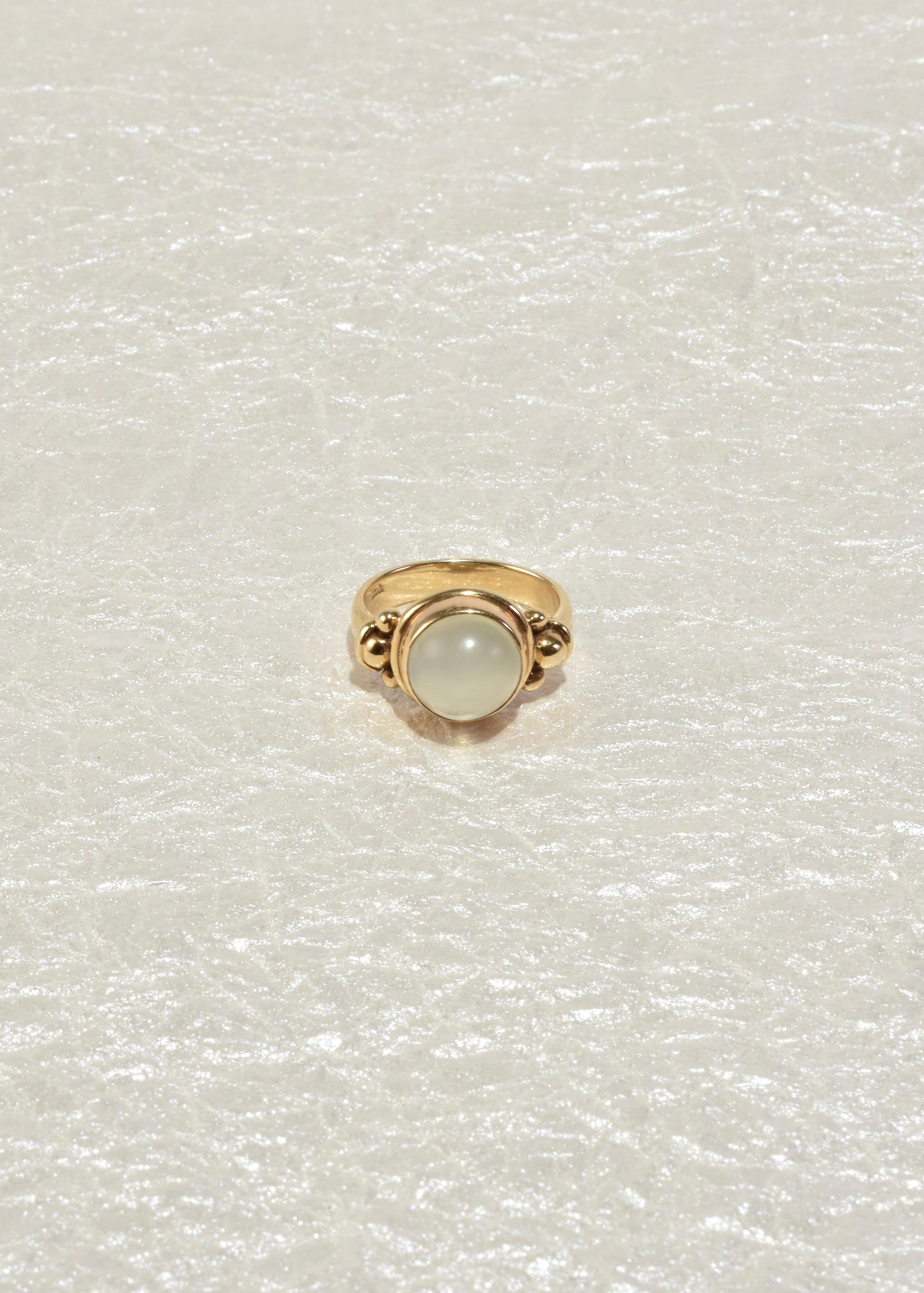 Stunning vintage gold ring with a beautiful round moonstone cabochon. Stamped 14k.

Material: 14k gold, moonstone.