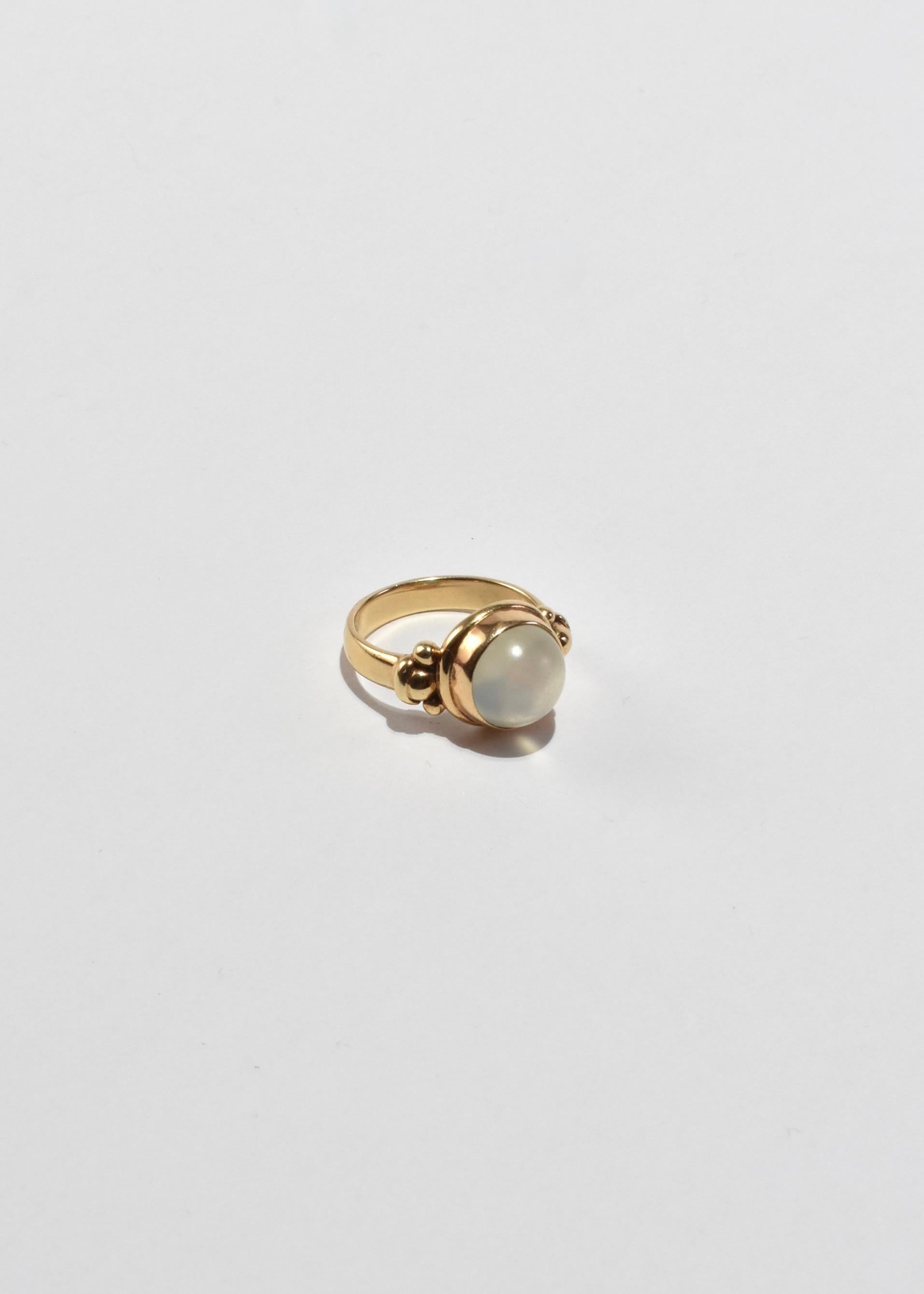 Gold Round Moonstone Ring In Excellent Condition For Sale In Richmond, VA