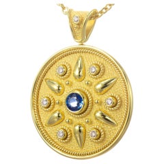Colgante redondo de oro con zafiro y diamantes