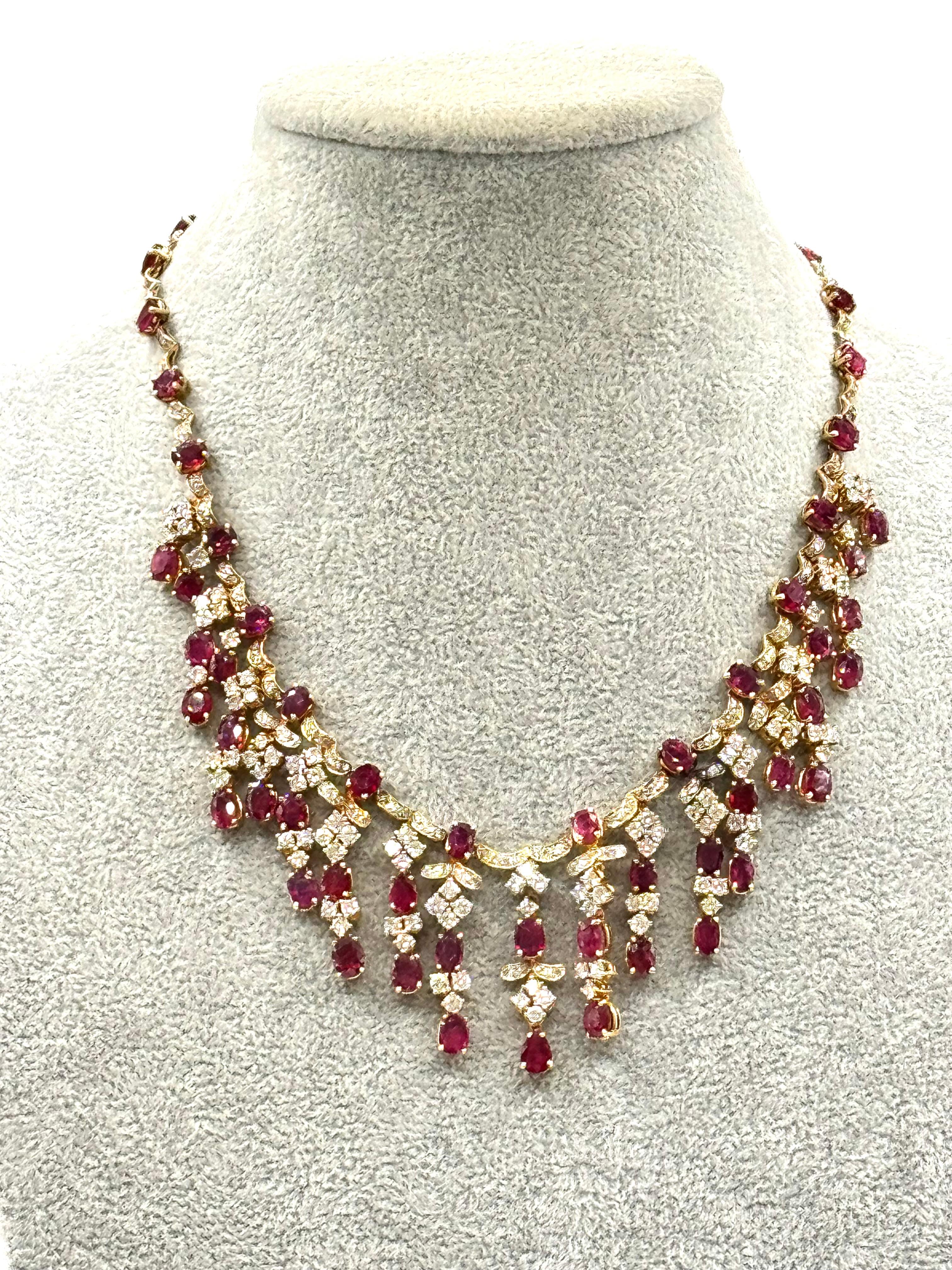 Halskette aus 14 Karat Gelbgold mit 112 Brillanten (ca. 8,00 Karat), 198 runden Diamanten (ca. 4,00 Karat) und 59 ovalen Rubinen (ca. 41,00 Karat) 