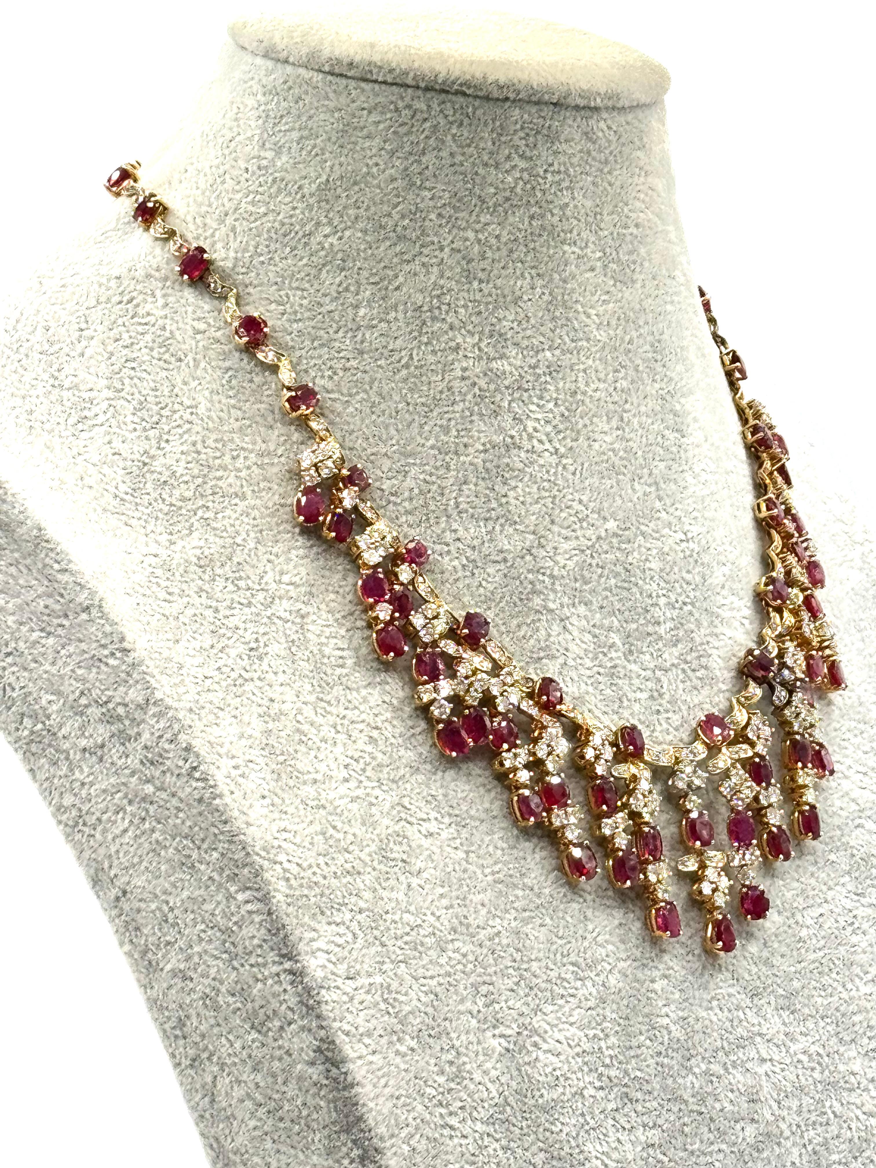 Halskette aus 14 Karat Gelbgold mit Rubin und Diamanten und Fransen (Ovalschliff) im Angebot