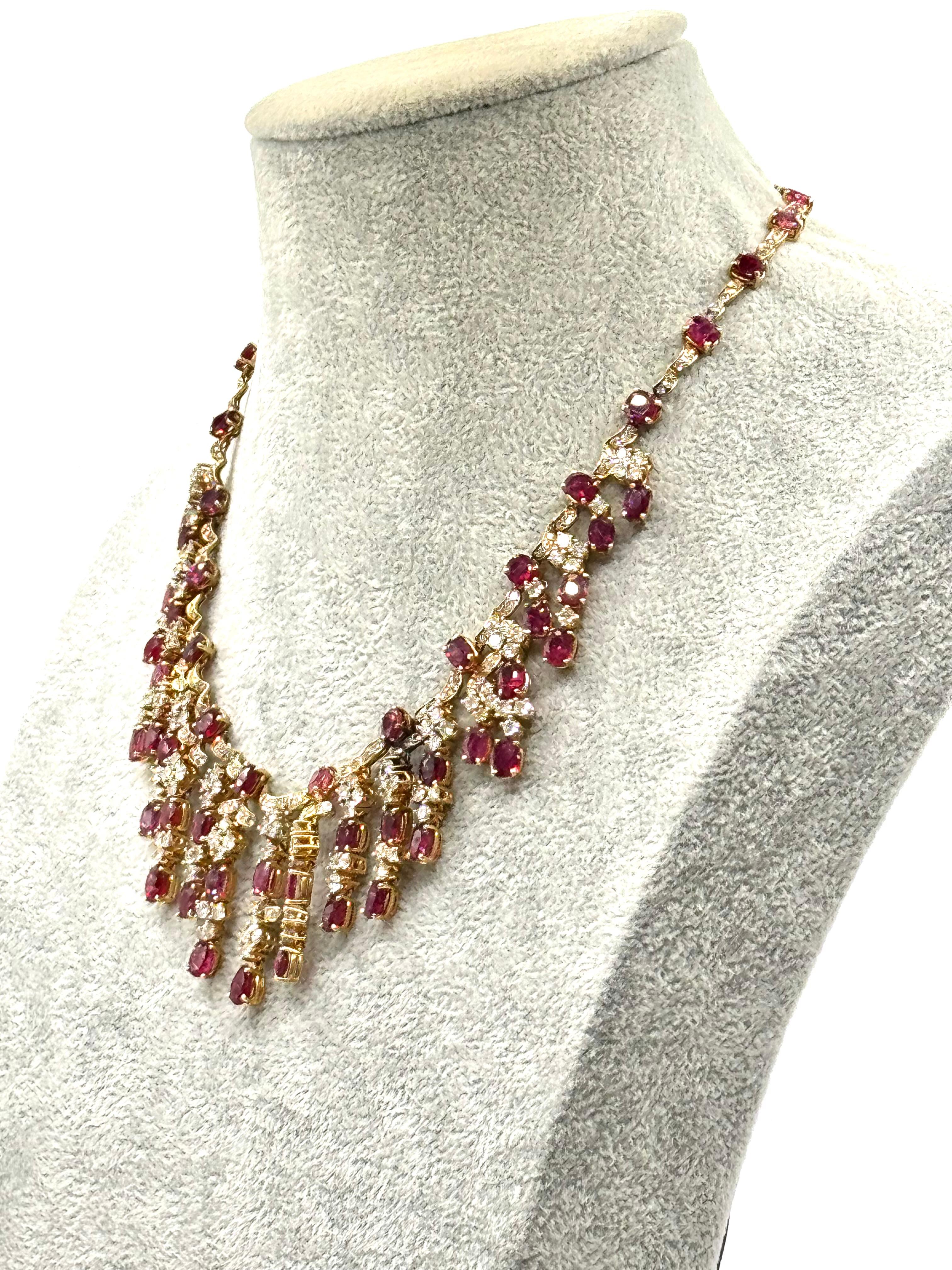 Halskette aus 14 Karat Gelbgold mit Rubin und Diamanten und Fransen im Zustand „Hervorragend“ im Angebot in Great Neck Plaza, NY