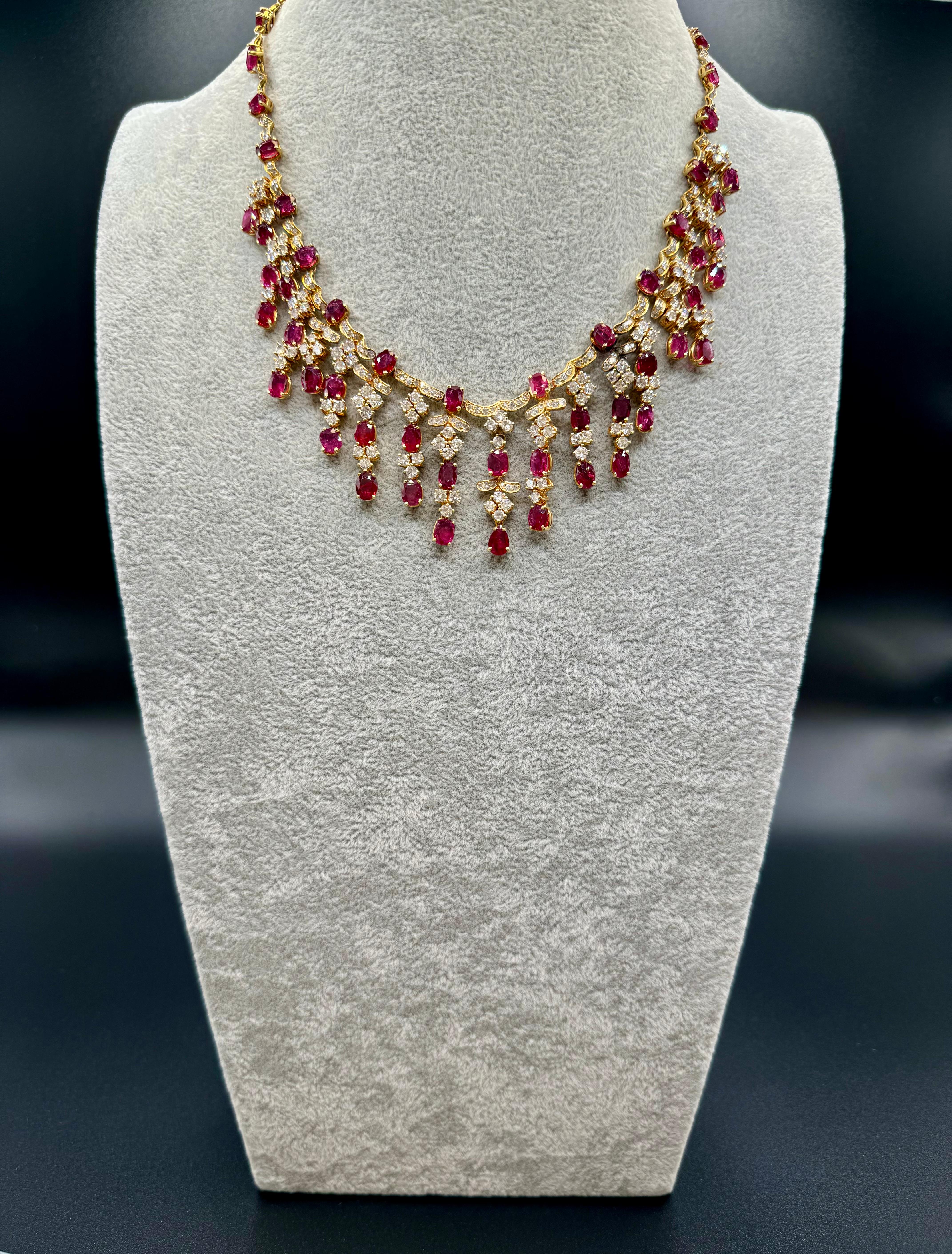 Halskette aus 14 Karat Gelbgold mit Rubin und Diamanten und Fransen Damen im Angebot