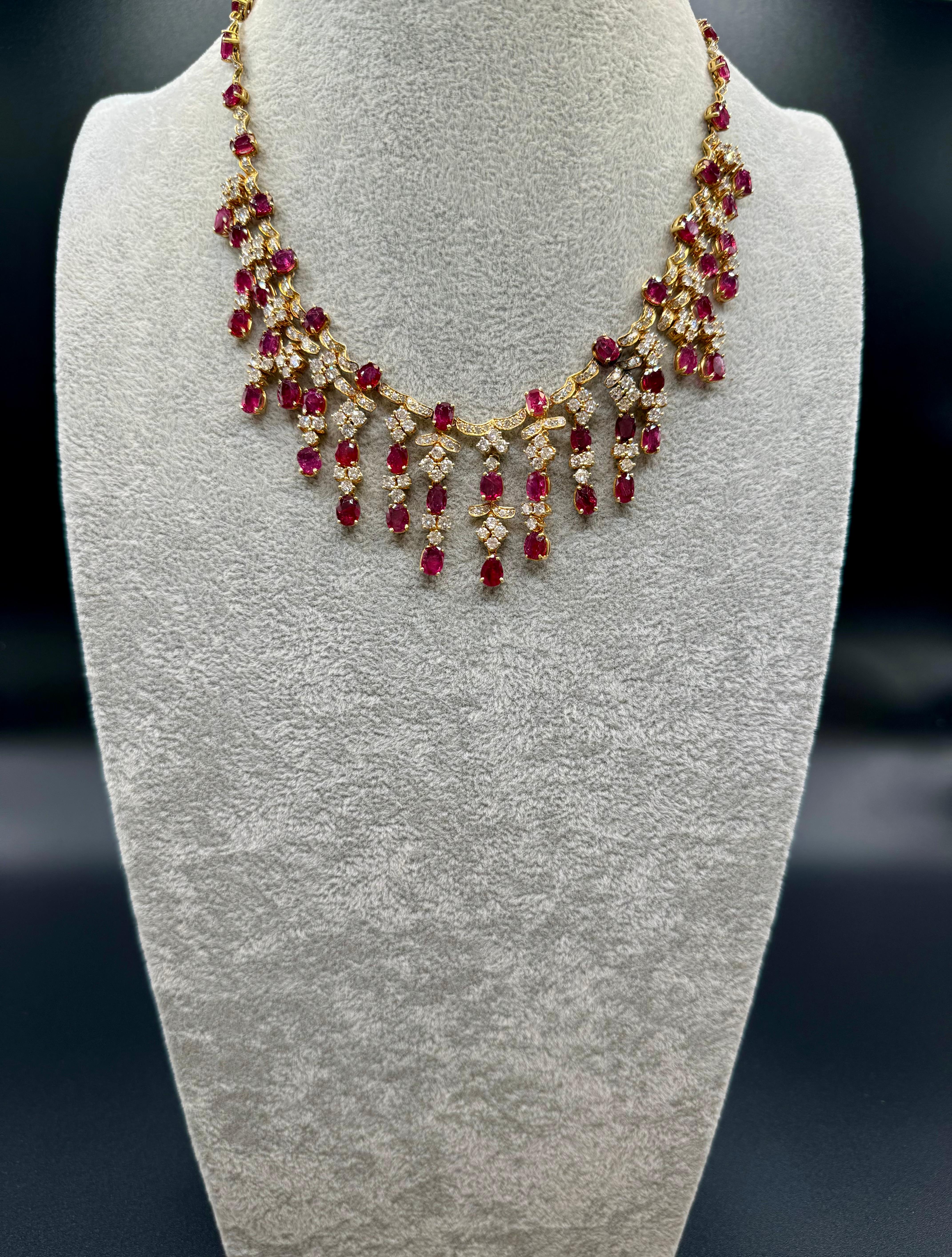 Halskette aus 14 Karat Gelbgold mit Rubin und Diamanten und Fransen im Angebot 1