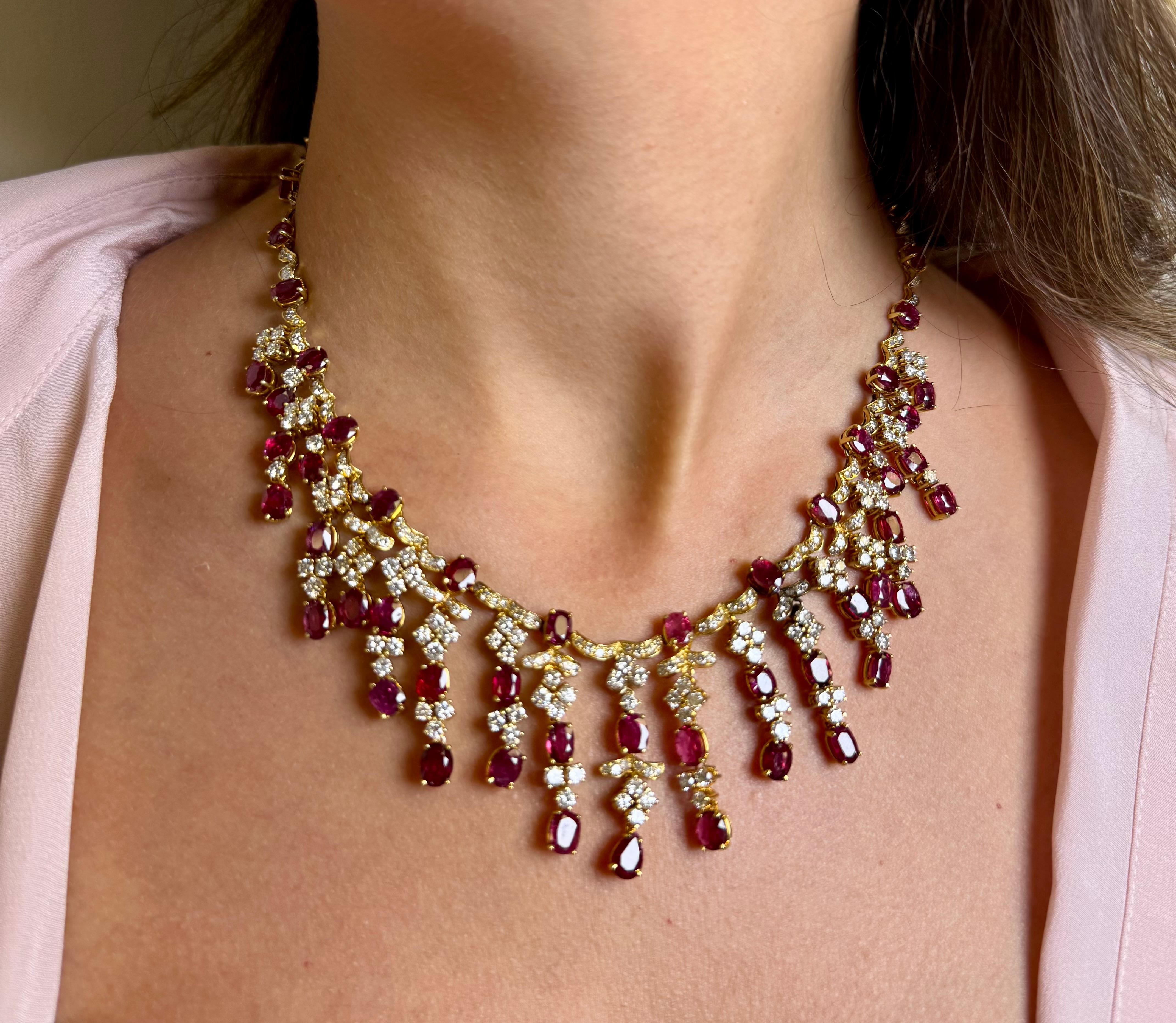Halskette aus 14 Karat Gelbgold mit Rubin und Diamanten und Fransen im Angebot 2