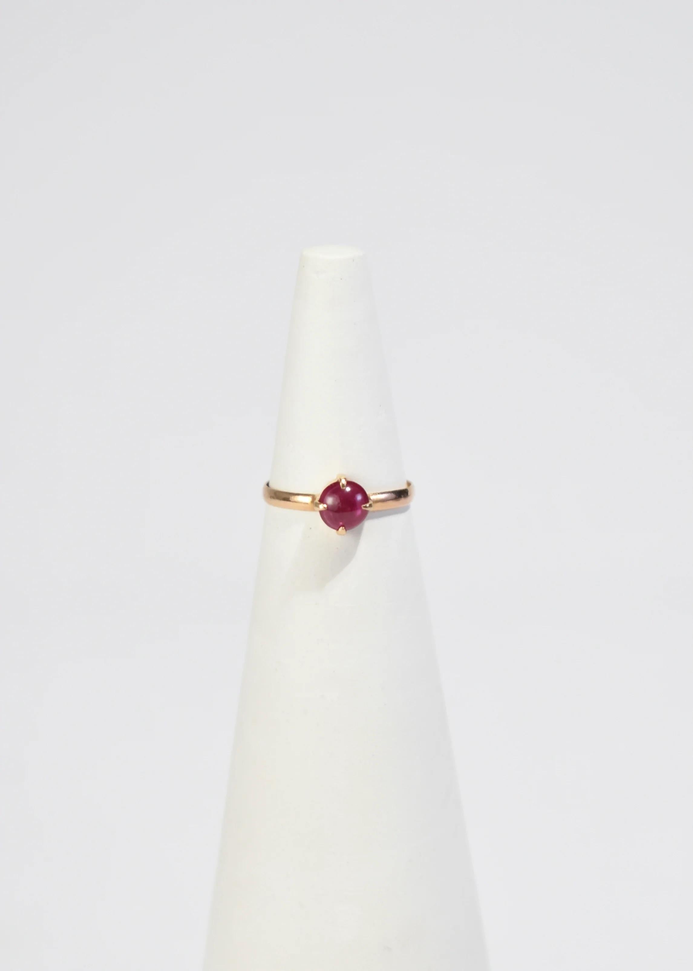 Stunning vintage 18k gold ring with round ruby detail, perfect size to fit a pinky. 

Material: 18k gold, ruby.