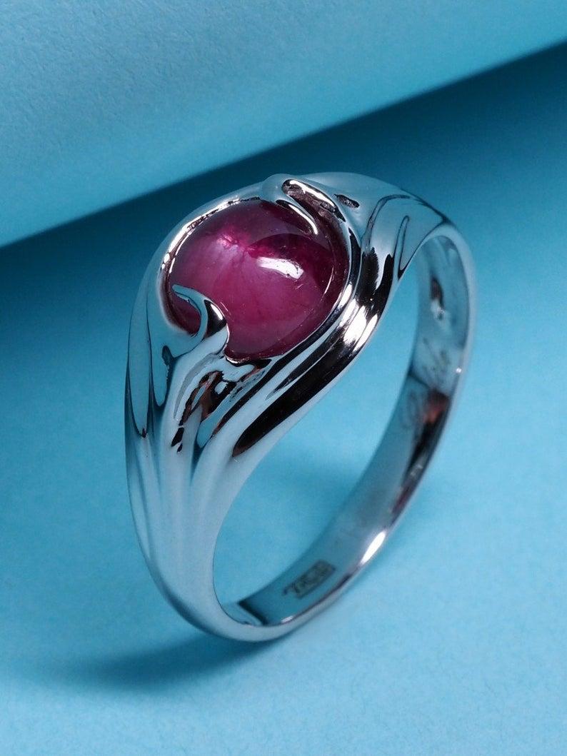 14K white gold ring with natural Star Ruby 
ruby origin - Thailand
stone measurements - 0.16 x 0.28 x 0.28 in / 4 x 7 mm
ruby weight - 2.10 carats
ring size - 7 US
ring weight - 3.22 grams


We ship our jewelry worldwide – for our customers it is
