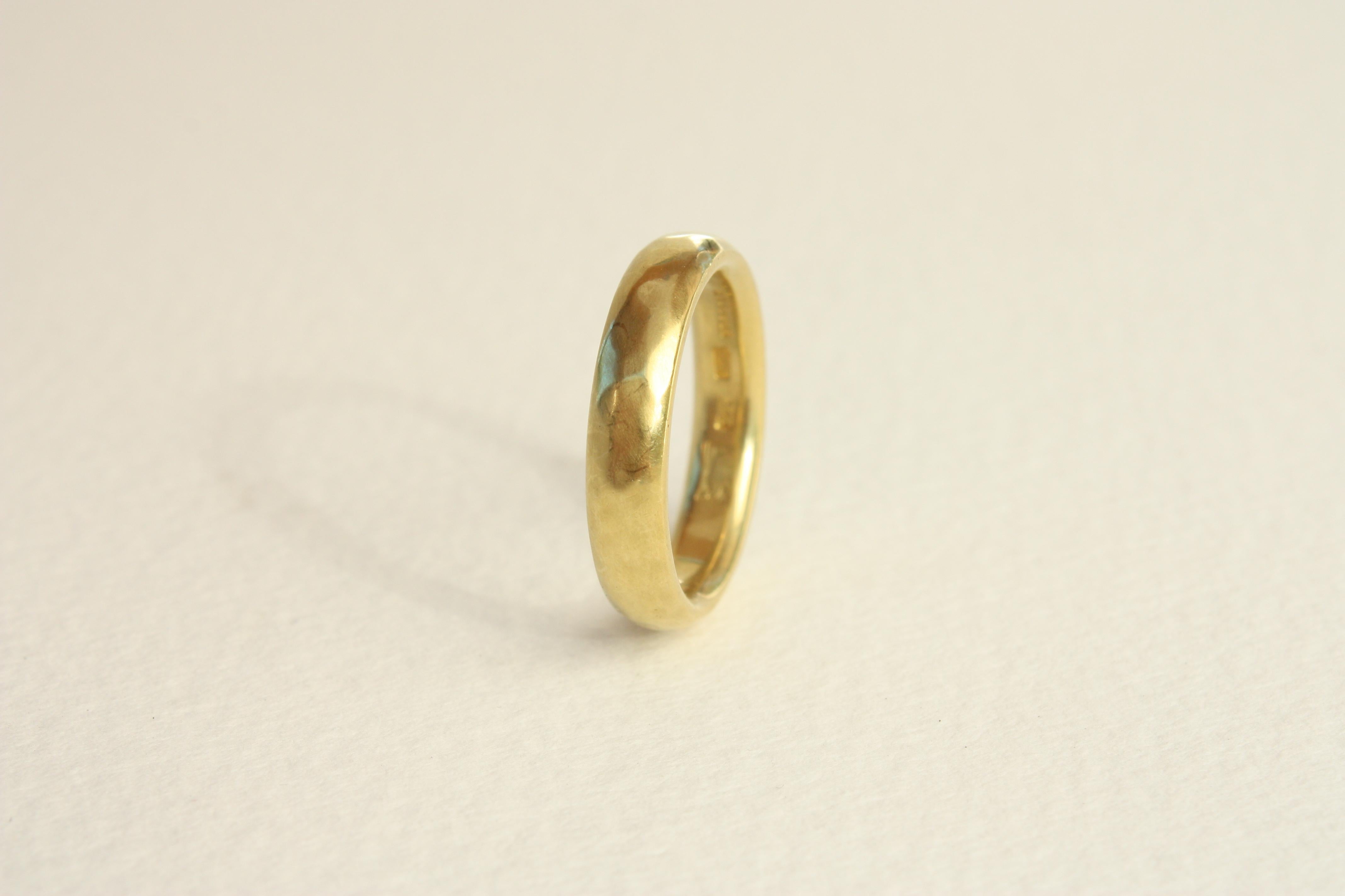 Im Angebot: 20k California Gold 4mm gehämmerter Ehering Handgefertigt von Bracken Jewelers () 4