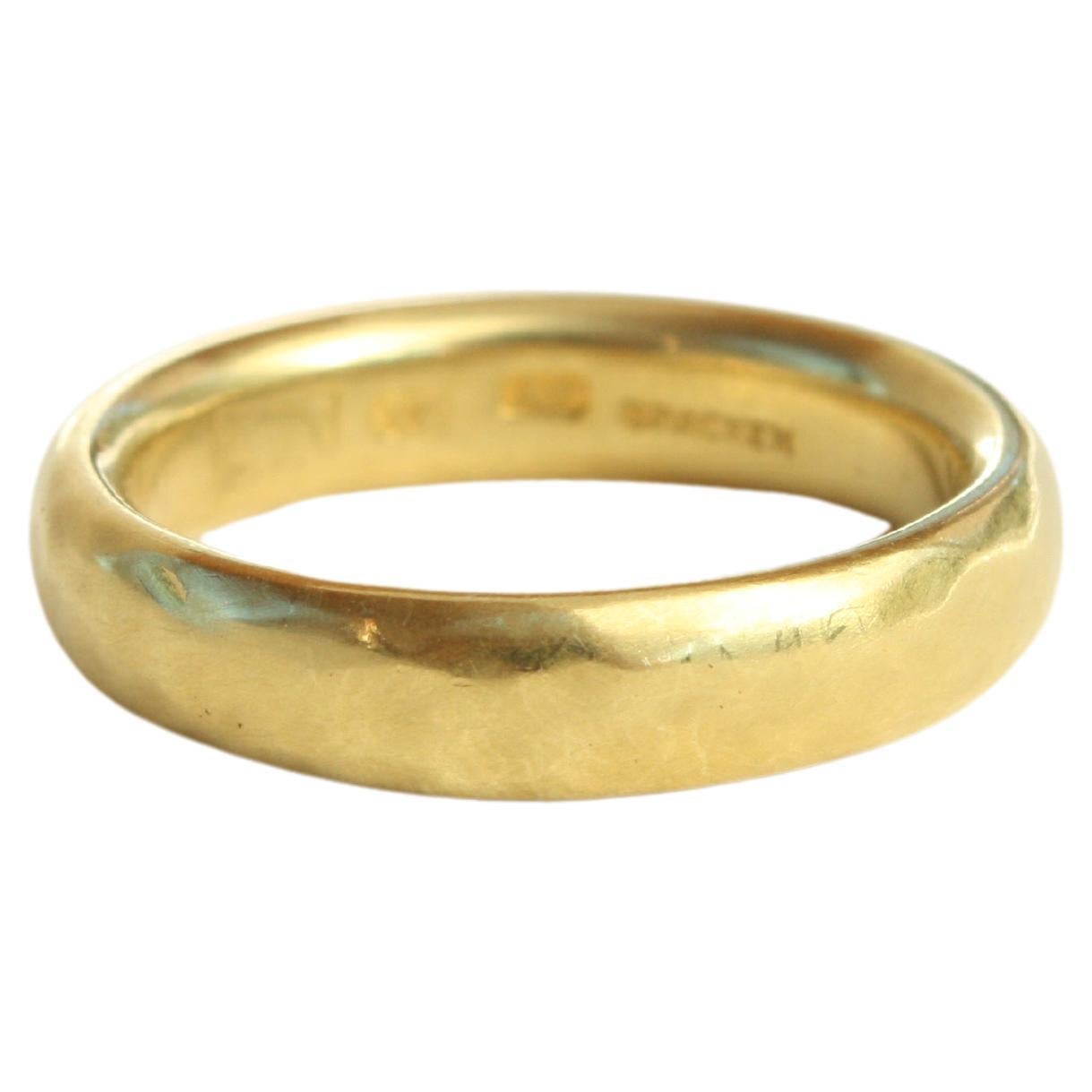 Im Angebot: 20k California Gold 4mm gehämmerter Ehering Handgefertigt von Bracken Jewelers ()