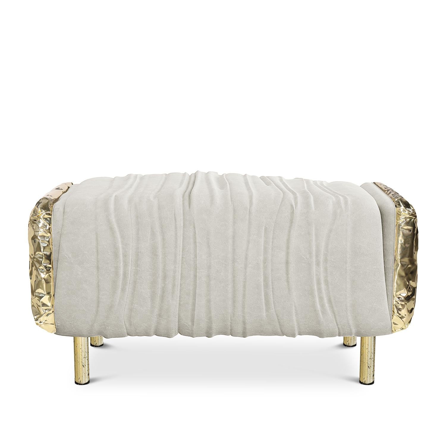 Bench Gold Safe upholstered with grey genuine leather.
Sides made in solid hammered polished brass.
Also available in sofa gold safe and Armchair gold safe.