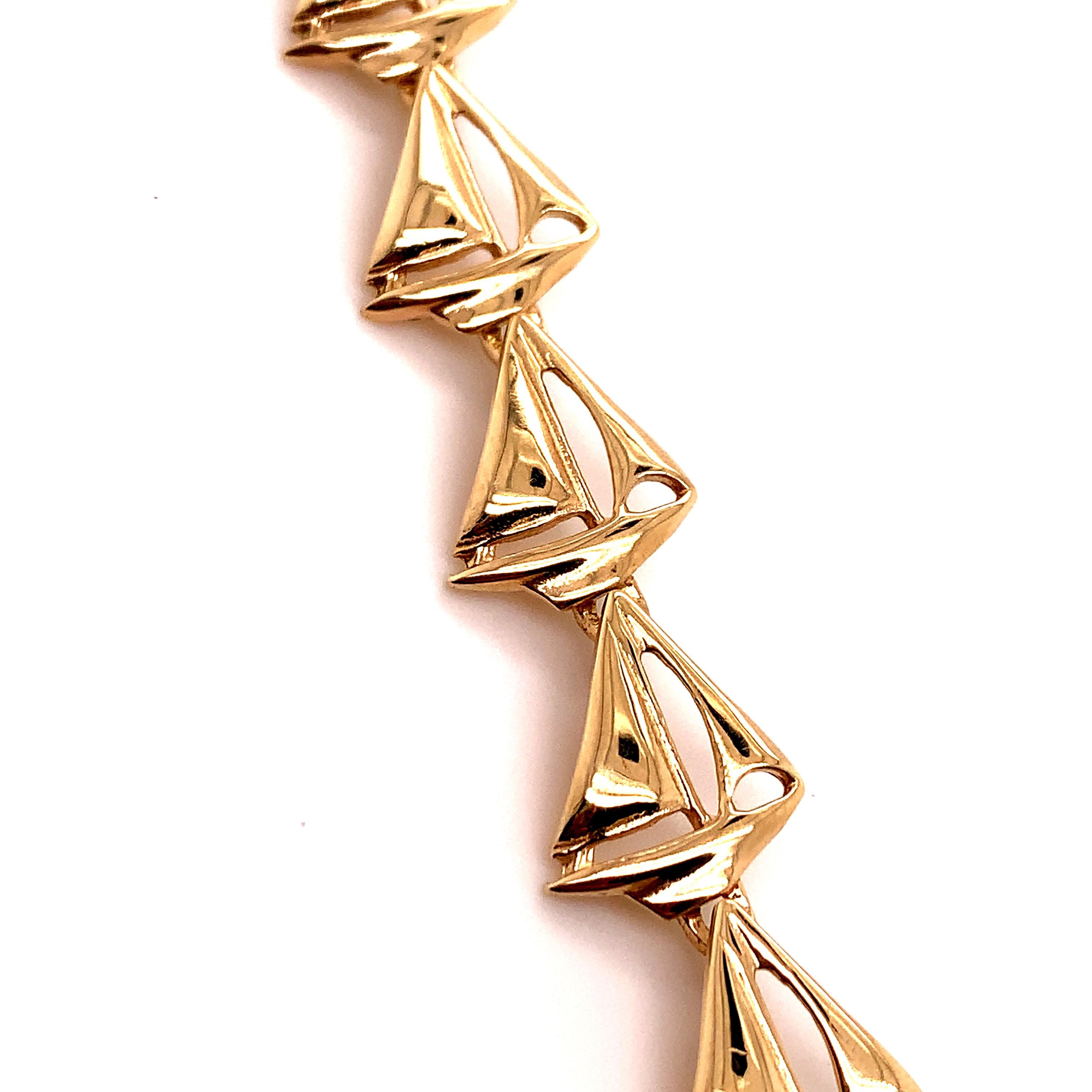 Gold Sailboat Link Bracelet In Excellent Condition For Sale In New York, NY