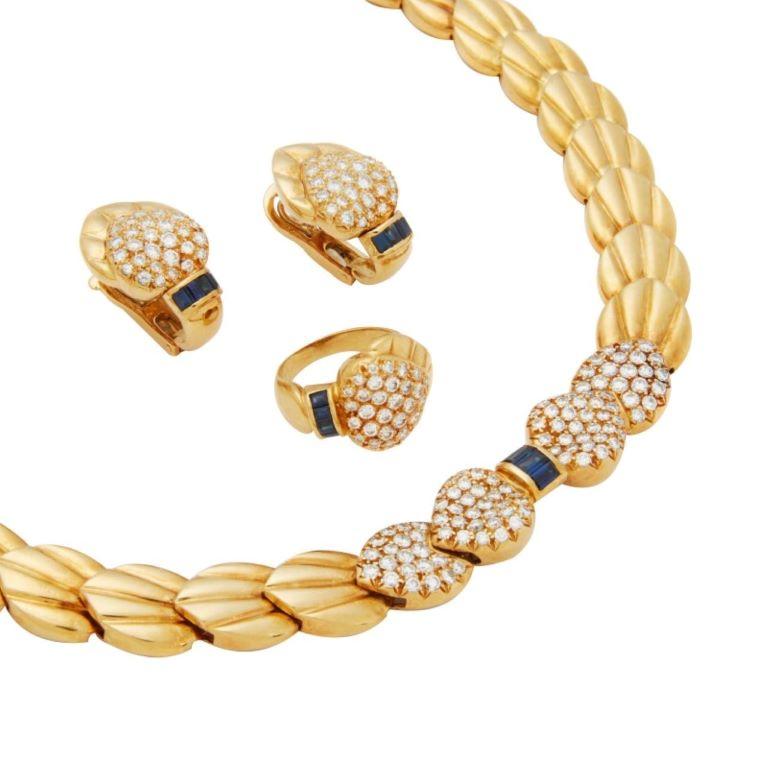 Gold-, Saphir- und Diamant-Halskette, Ring und Ohrclip-Set aus Gold (Brillantschliff) im Angebot