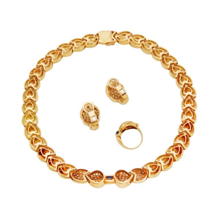 Gold-, Saphir- und Diamant-Halskette, Ring und Ohrclip-Set aus Gold im Zustand „Hervorragend“ im Angebot in New York, US