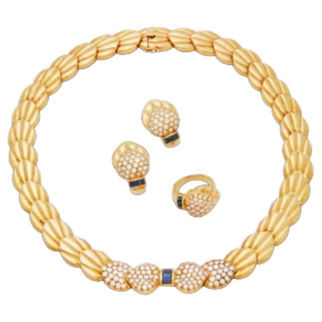 Gold-, Saphir- und Diamant-Halskette, Ring und Ohrclip-Set aus Gold im Angebot