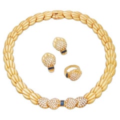 Collana, anello e fermaglio per orecchie in oro, zaffiri e diamanti