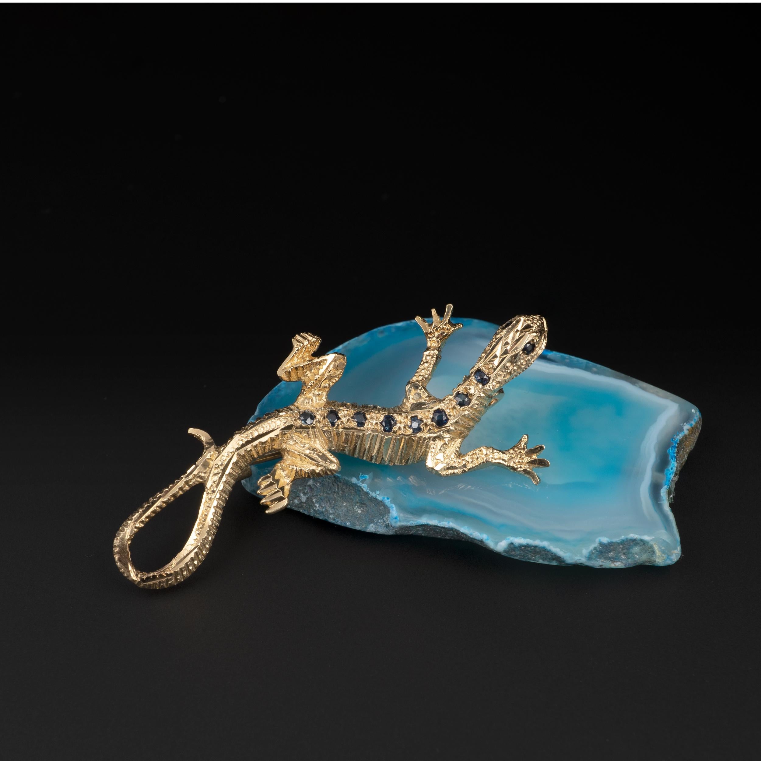 A superb Vintage gold Gecko lizard reptile brooch pin assay hallmarked Birmingham 1977

The piece is expertly modeled with superb stylized hammered texture to its back. A total of 10 round cut sapphires totaling approx 0.20 carats are set on its