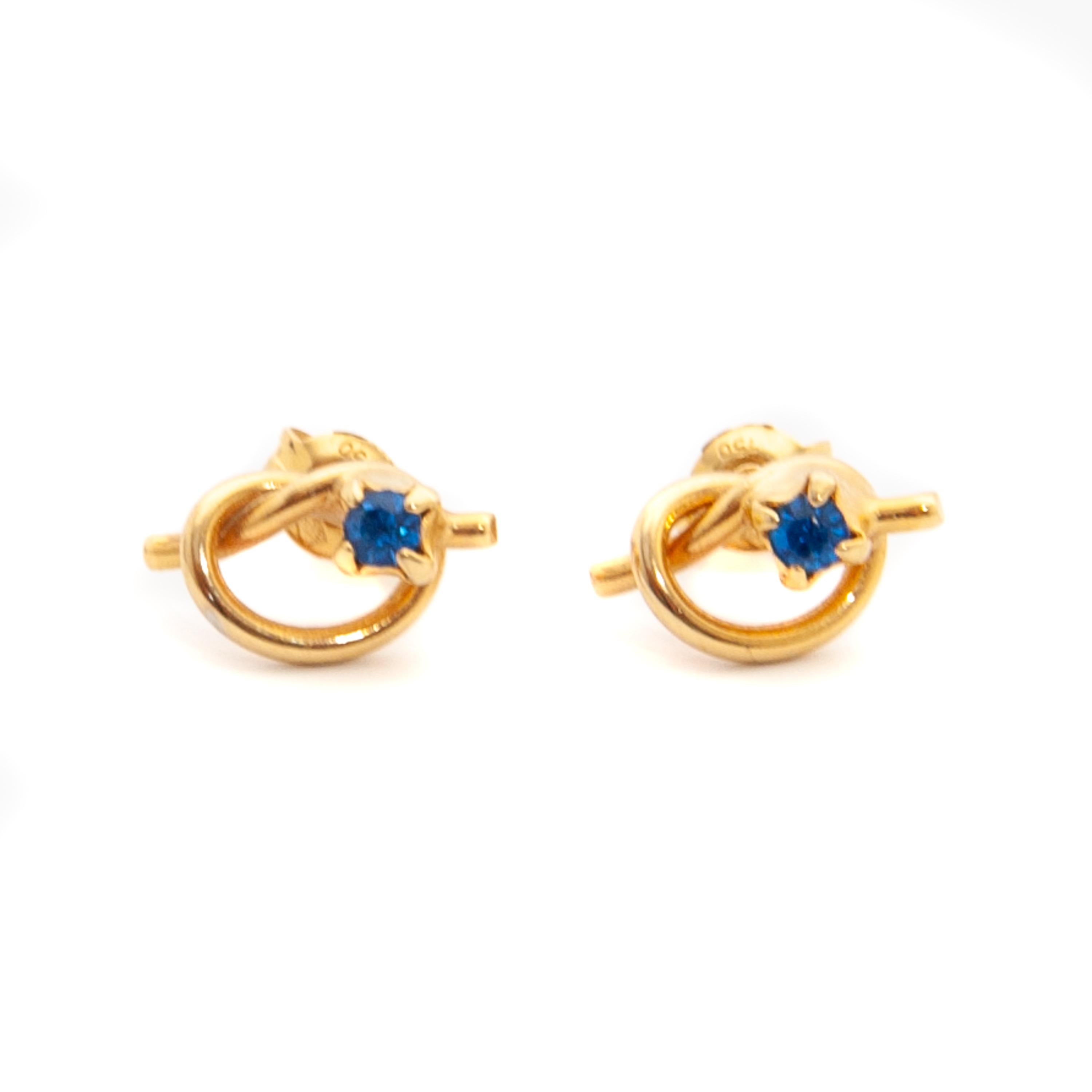 Taille ronde Boucles d'oreilles saphir en or 18 carats avec noeud d'amour en vente