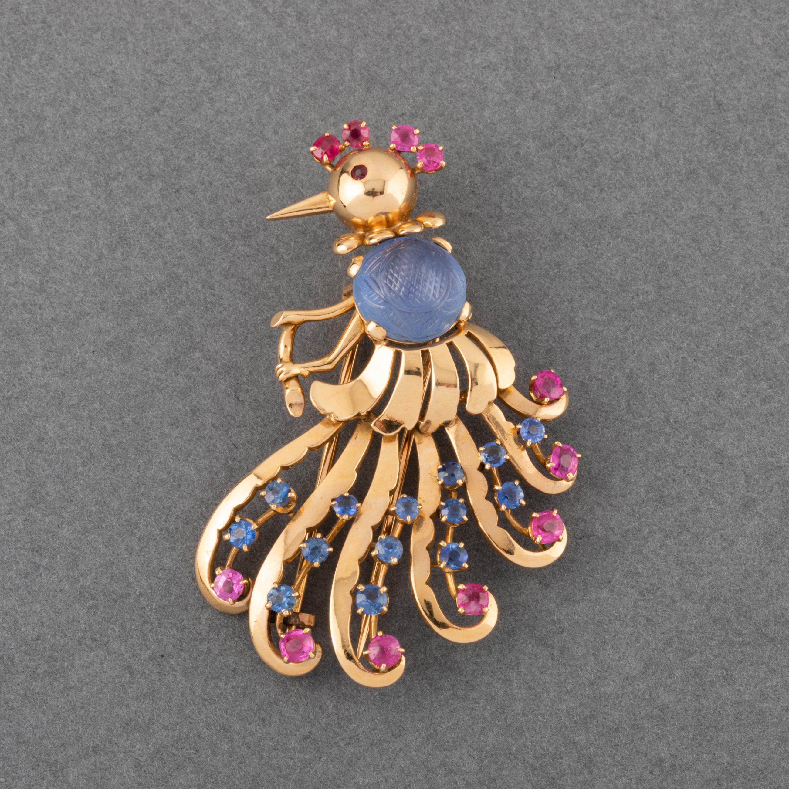 One very lovely bird brooch, made inn France circa 1950.

Made in yellow gold 18K, Sapphires and rubies. The principal handgraved sapphire weights 4 carats approximately.

Dimensions: 55 mm and 35 mm.

Weight: 19.40 grams