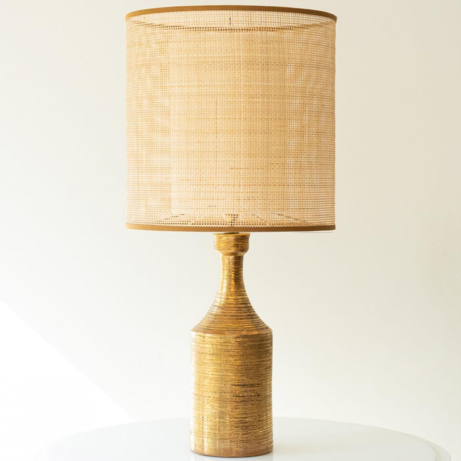 Stehleuchte aus Keramik, schwere Qualität, 1970er Jahre.

Dieser Lampensockel verleiht jedem Interieur eine raffinierte Eleganz und eine reizvolle Optik. Mit seiner schönen Form bietet er eine einzigartige Präsenz.

Dieser Sockel mit goldglänzenden