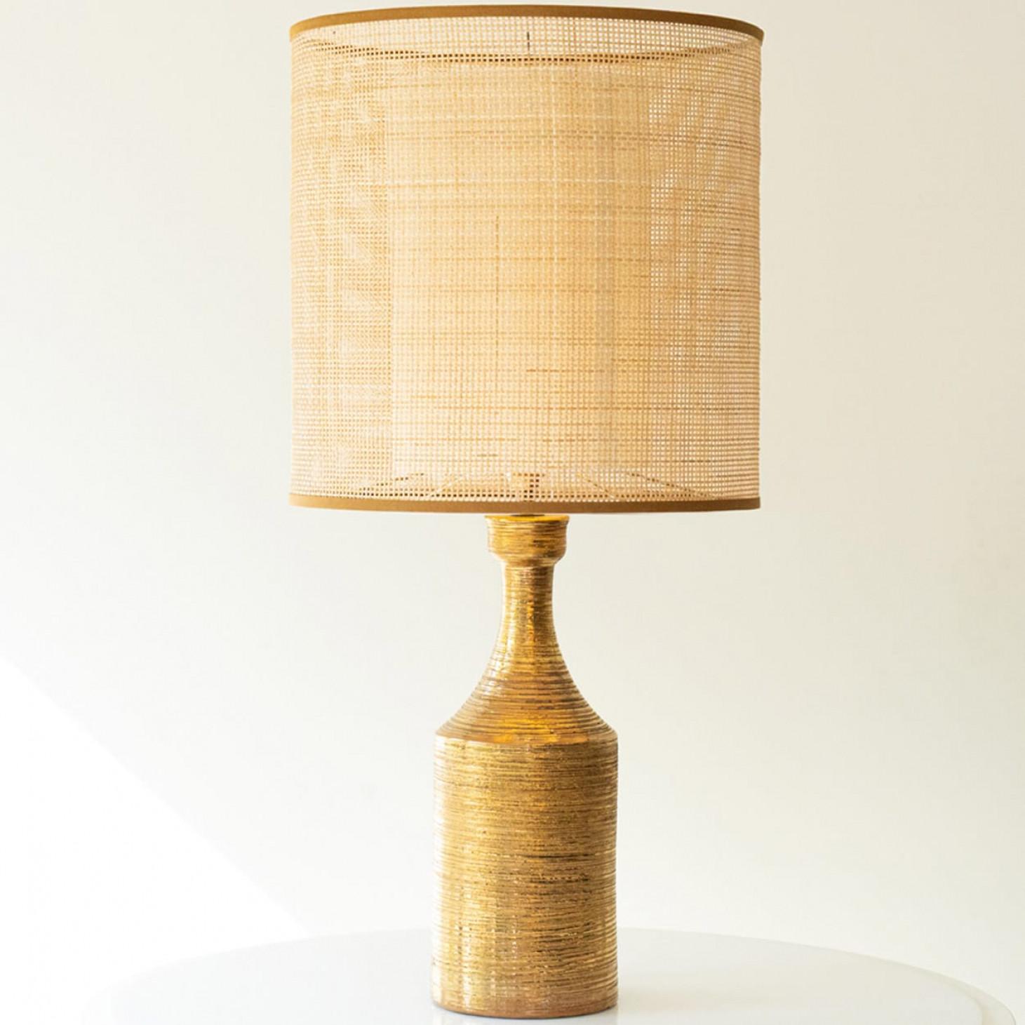 Tischlampe mit zerkratztem Goldboden Italien 1960, Lampenschirm nach Maß von R. Houben im Angebot 1