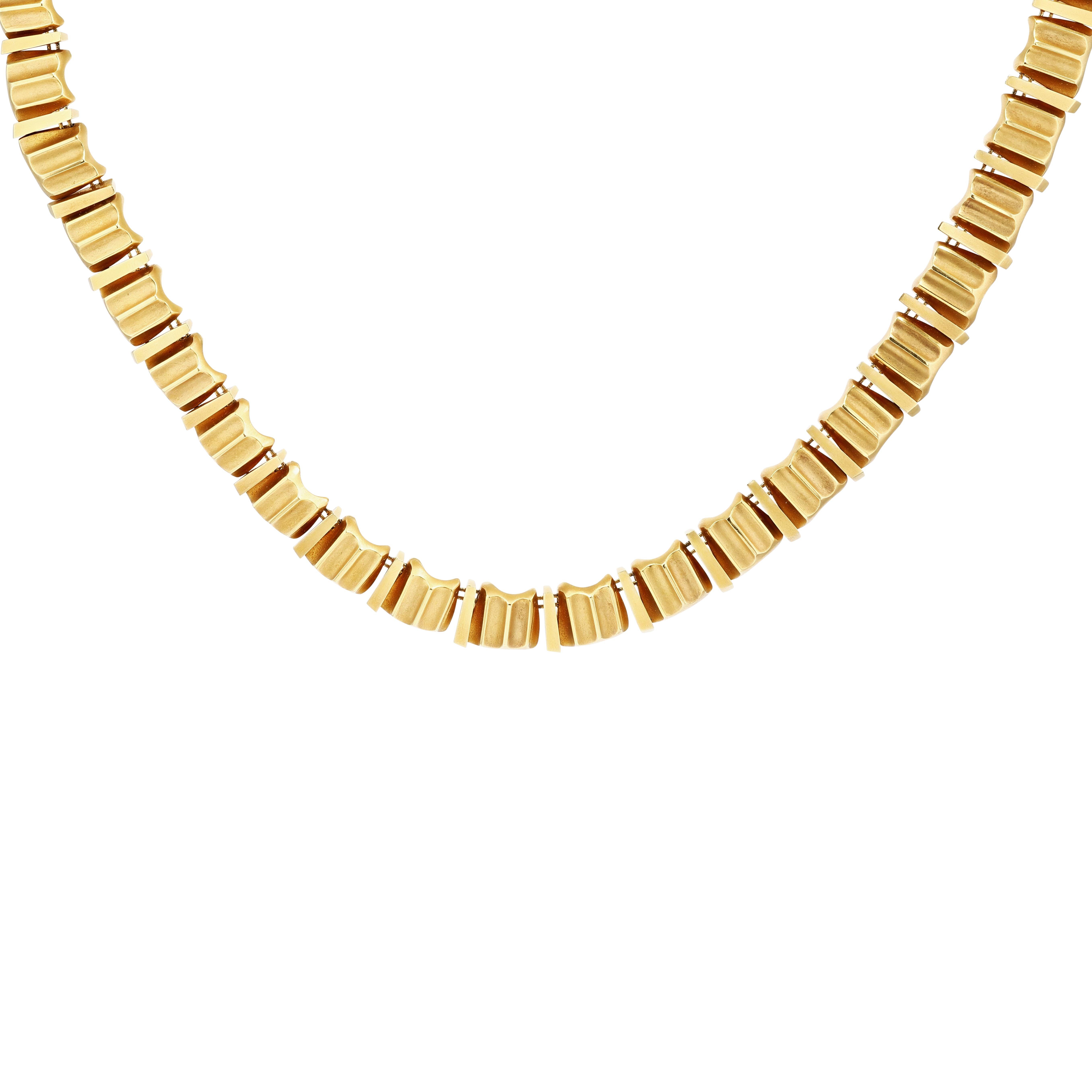 Si tratta di una collana e di un paio di orecchini vintage in oro giallo 18 carati ispirati alla natura, disegnati dal geniale artista, studioso, pensatore e ricercatore culturale Stephen Burlingham. 

Con una carriera che ha toccato luoghi come il
