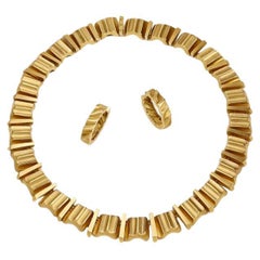 Suite aus Halskette und Ohrring aus Gold mit skulpturalem Kragen, signiert Stephen Burlingham