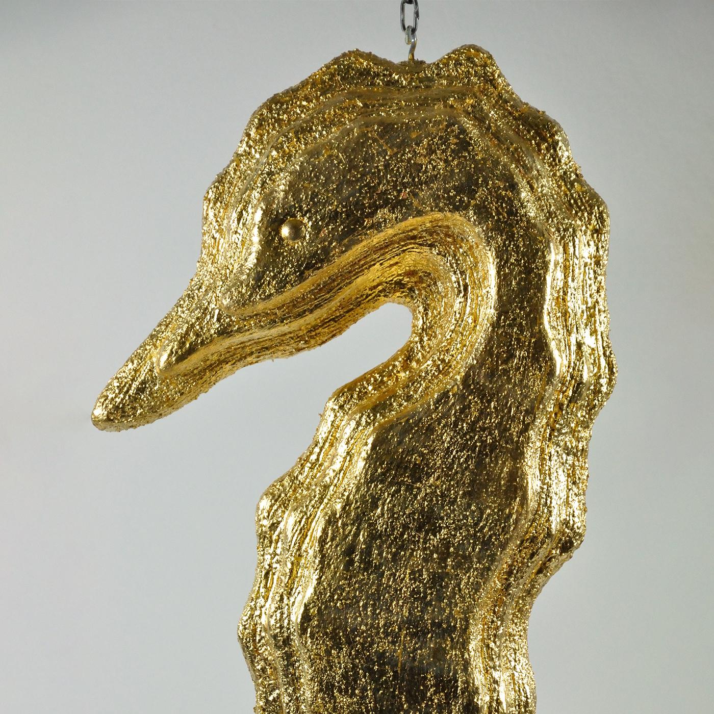 Diese exklusive und einzigartige Skulptur mit ihrem faszinierenden Design, bei dem das Seepferdchen an einem robusten, freistehenden Rahmen aus rohem Eisen baumelt, ist ein großartiges Stück, das in luxuriösen Küstendekorationen den Mittelpunkt