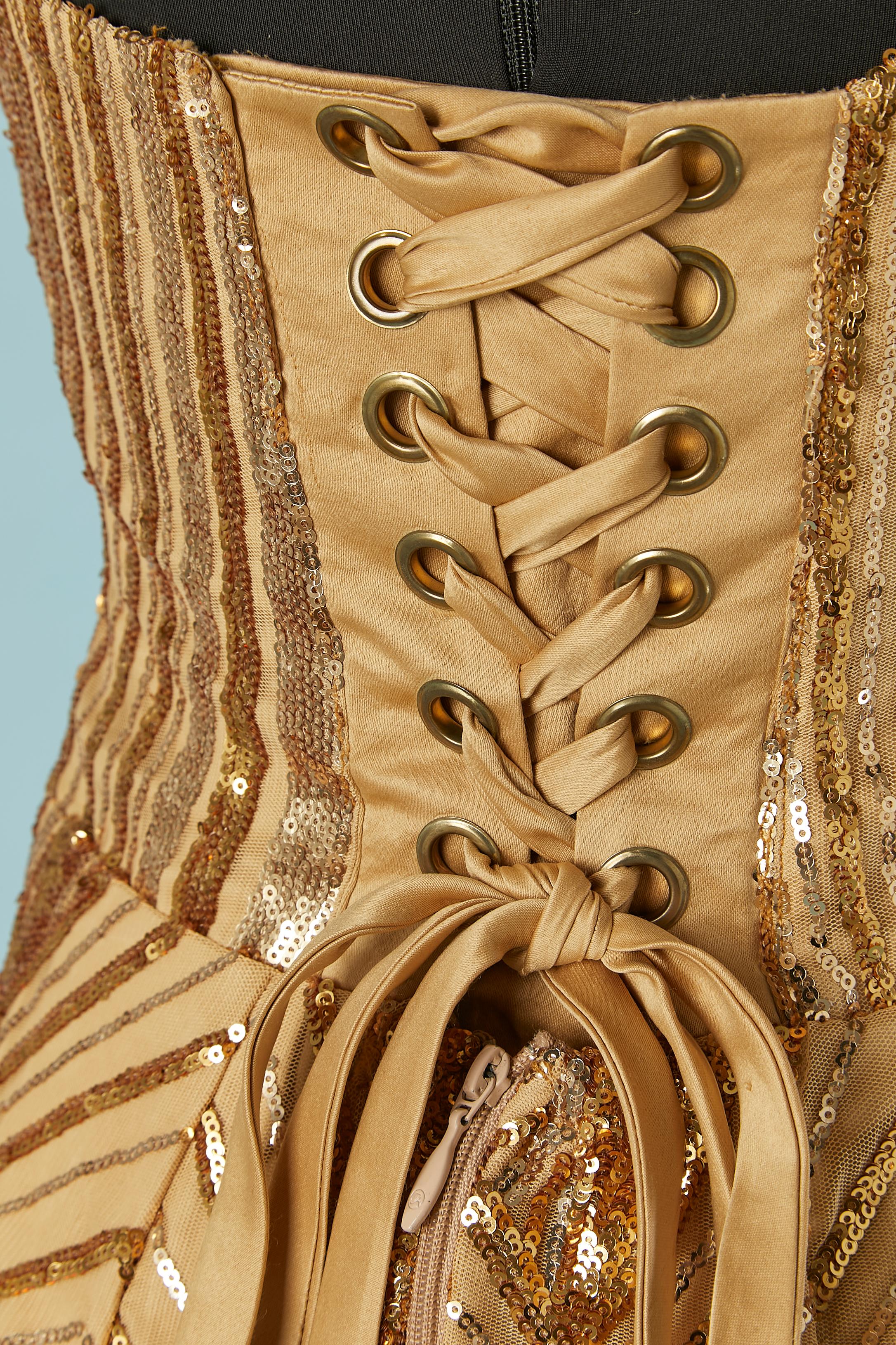Robe de soirée à sequins dorés fendue à l'avant et dentelle à l'arrière en vente 5