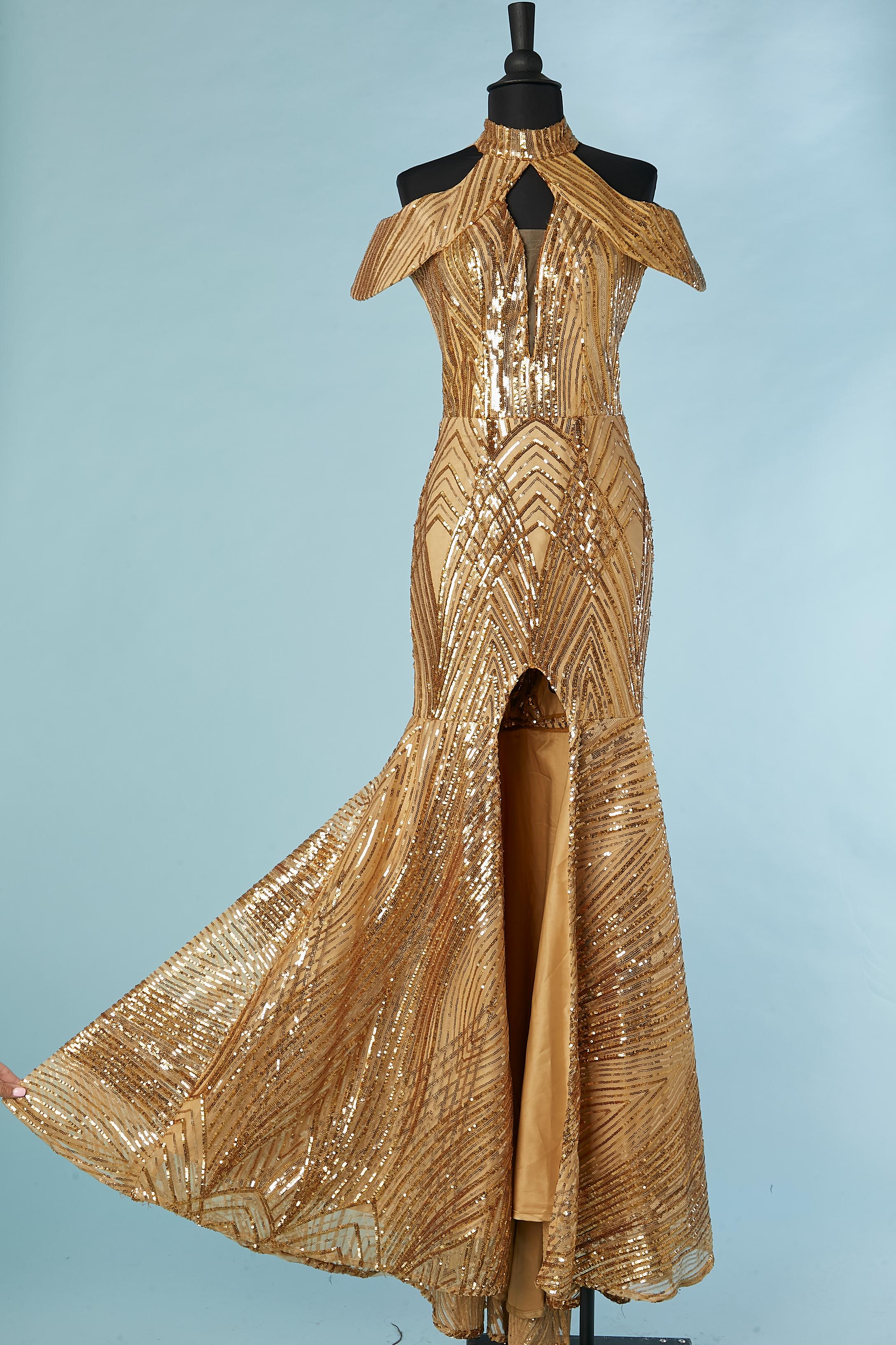 Robe de soirée à sequins dorés fendue à l'avant et dentelle à l'arrière en vente 2