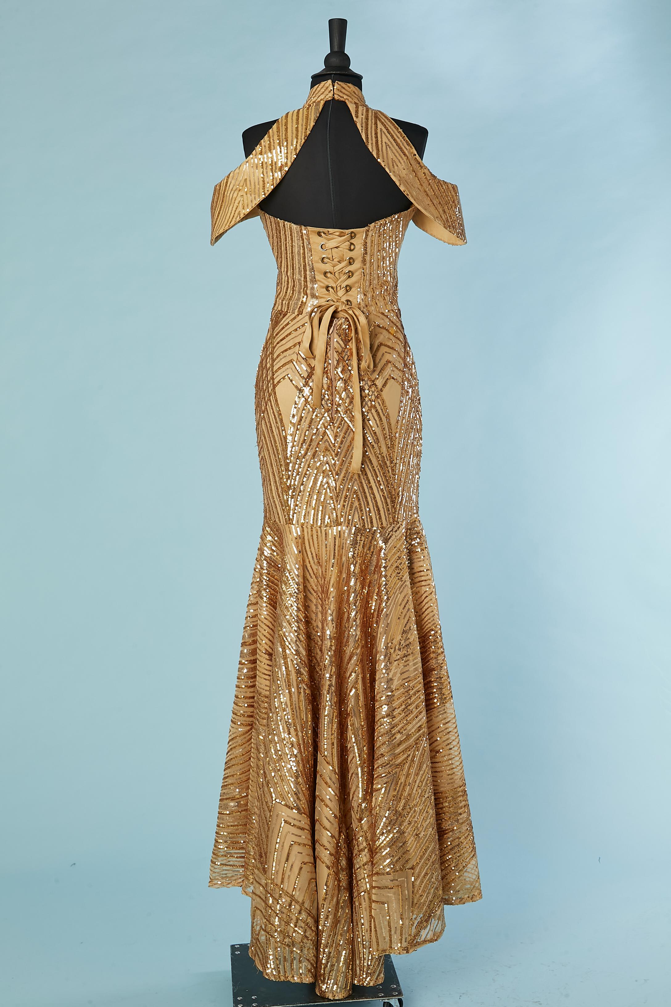 Robe de soirée à sequins dorés fendue à l'avant et dentelle à l'arrière en vente 4