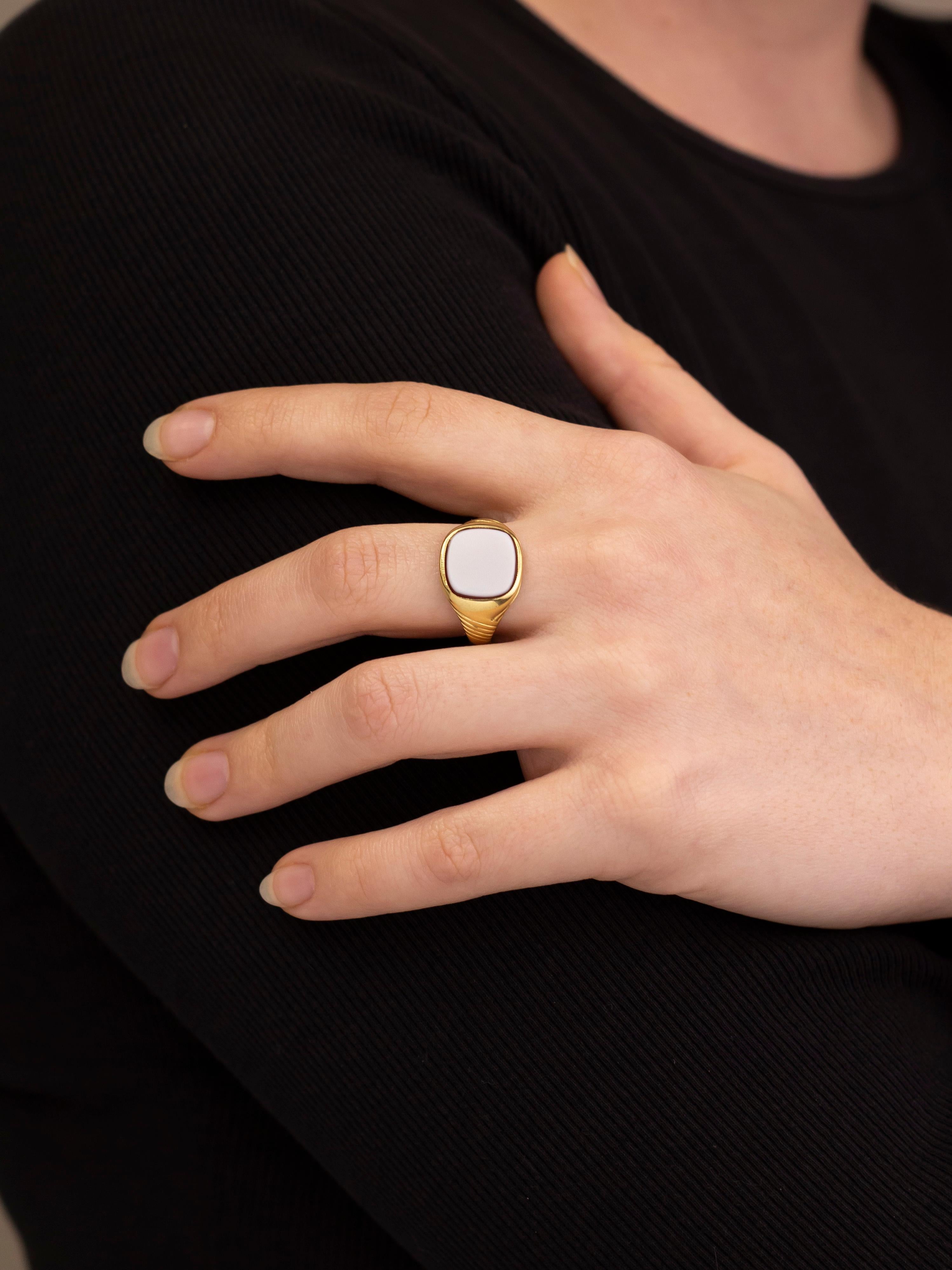 Los anillos de sello son algo que nos piden constantemente. Este anillo de sello de oro engastado con piedras duras es interesante porque nunca se le han grabado las iniciales ni el escudo, lo que significa que es un lienzo en blanco. La montura de