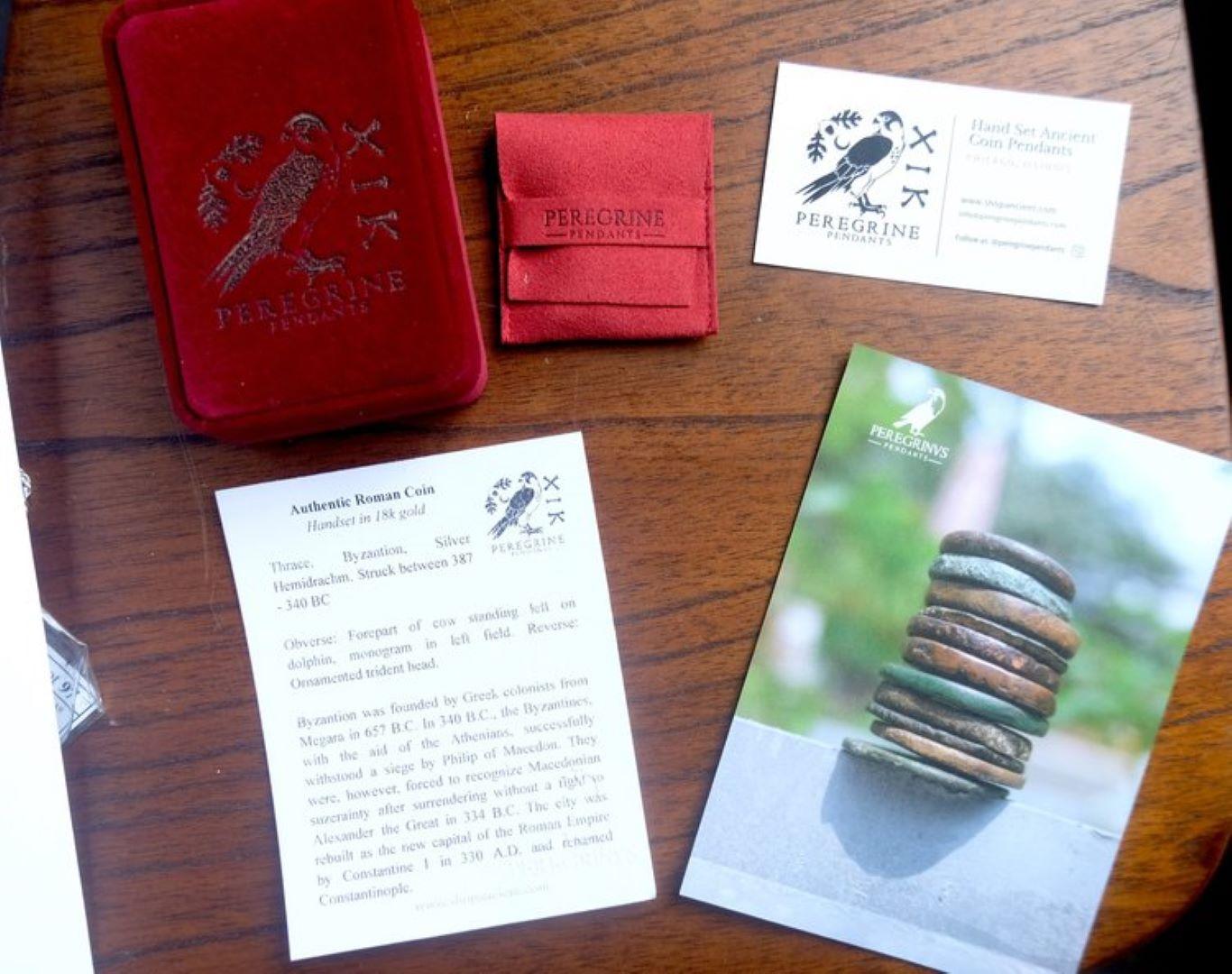 Elle est accompagnée d'un certificat qui garantit l'authenticité et fournit des informations générales (énumérées ci-dessous) sur la pièce acquise. Le prix est pour UN pendentif serti à la main en or 18k. Ces pièces ont été achetées auprès d'un