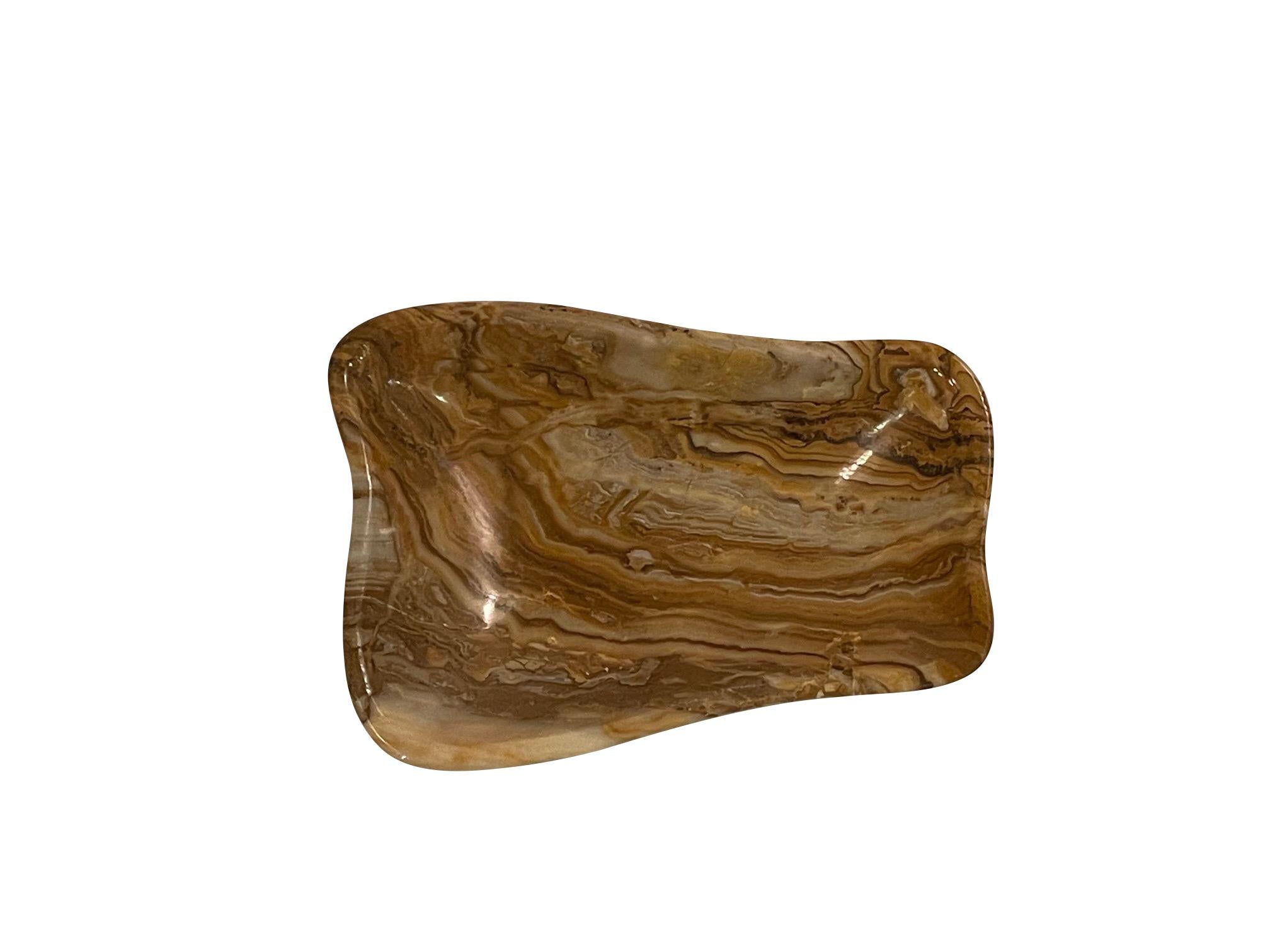 Contemporary Moroccan onyx bowl.
Free form shape.
Shades of striated horizontal gold lines.
Smooth polished finish.
From a large collection.