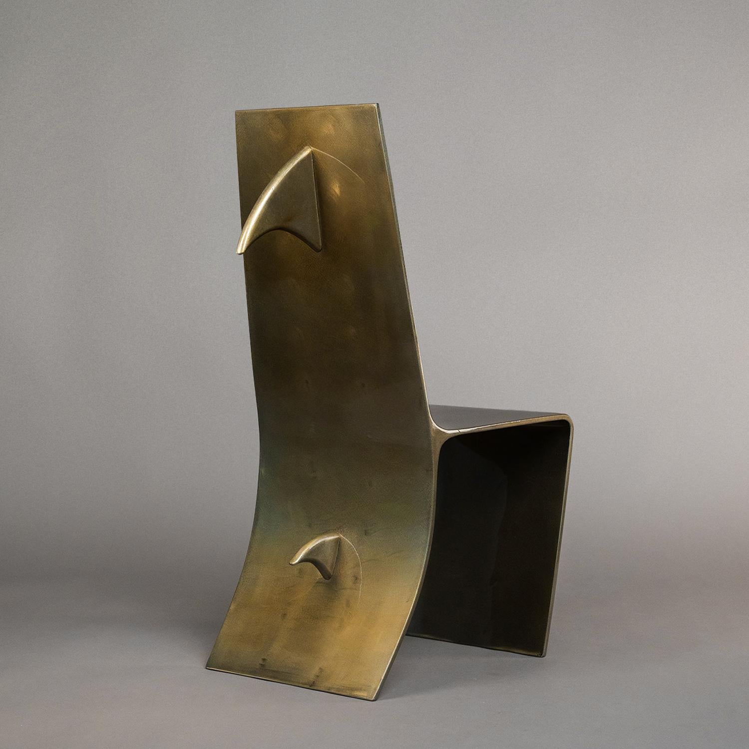 Silla Tiburón de Oro de Giulia Maria Ligresti
Dimensiones: P 60 x An 45 x Al 114 cm.
Materiales: Hierro.

La silla está diseñada como una obra de arte moderna, elegante y visualmente impactante. Hecha a mano en hierro por artesanos italianos, el