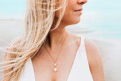 Collar de concha dorada y perla barroca