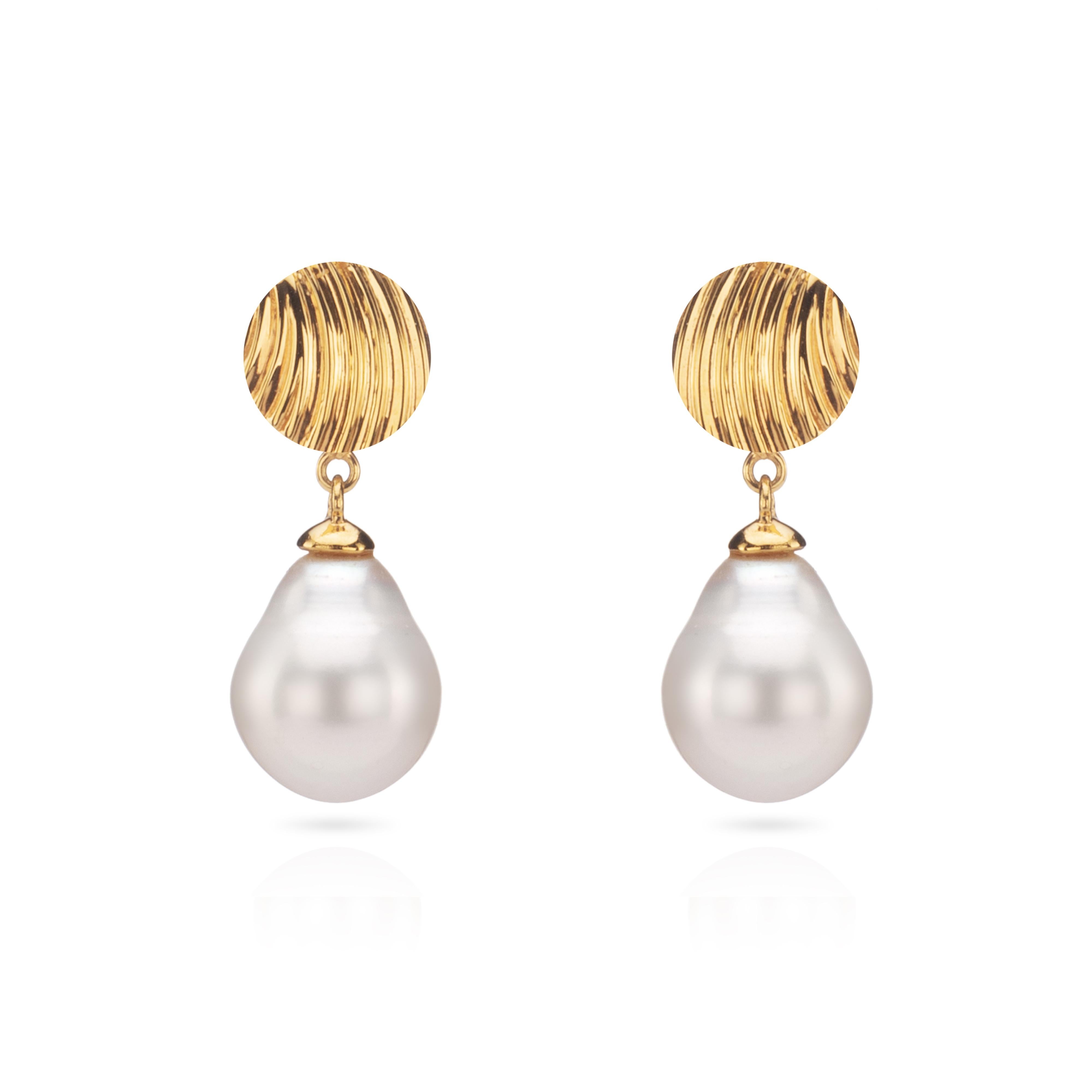 Contemporain Boucles d'oreilles courtes en nacre d'or et perles baroques en vente